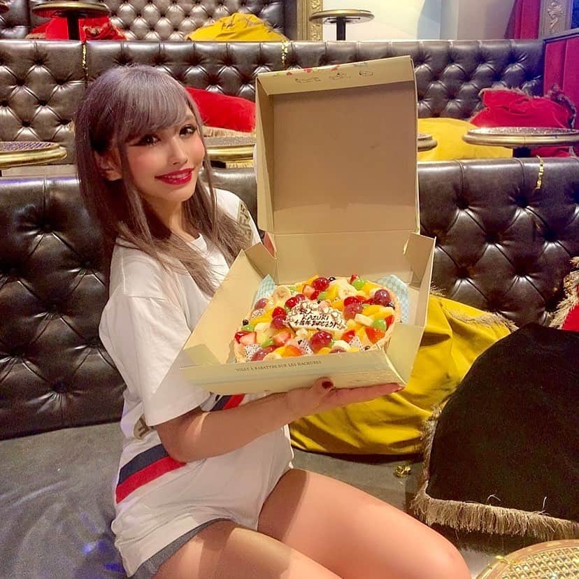 のインスタグラム：「バーレスクに入って7日でまる4周年でした💛 じゅんいちさんから素敵なサプライズケーキ🥺💕 帰っても何も言わないからほんとびっくりしちゃったwwww タルト大好き！ケーキの中で一番好き🥰 ＊ 他にもかなづちの彦星様が来てくれたり🤣 5年目も頑張ります🤙 ＊ Kazuki #バーレスク東京 #スーパーバーレスク #六本木 #ギャル #渋谷 #新宿 #オルチャン #自撮り #セルフィー #グラビア #10秒グラビア #BurlesqueTokyo #cute #kawaii #roppongi #Tokyo #Japan #me」