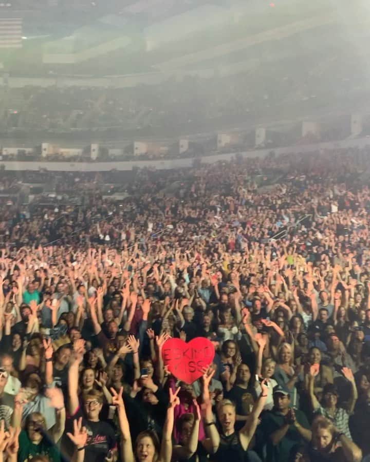 ブライアン・アダムスのインスタグラム：「That’s Winnipeg! Thanks for the amazing night everyone, great requests by the way! #victimoflove #cominhome #hidingfromlove #bryanadamsshinealight」