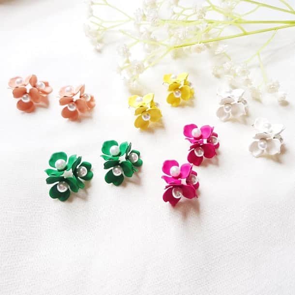 Yumiko Obaさんのインスタグラム写真 - (Yumiko ObaInstagram)「ひとつ前のpost💐で付けている #ブーケ #ピアス * * 3方向にお花が連なって、どの角度から見てもperfect🤗💗💗 * * 【5カラー🌈】あるので良かったら👉swipe👉👉🎵 してみてください🤗💕💐 * * * * * * ____________________________________________________💐 ❤︎stylepoint❤︎ 即納品、SALE品のみでご購入下さると 即日発送🔜🔜🔜🛒🛍📦🏠 * * 予約商品と一緒にご購入されますと、予約商品が揃ってからの発送になります⚠️⚠️⚠️ * * 別発送をご希望の場合はこちら💁‍♀️ ⬇️ ⬇️ info＠stylepoint.jp お気軽にお問い合わせください☺️💖 ____________________________________________________💐 * * * * * ____________________________________________________💐 🛍postへのタグ付けからshop NOW🛒❣️ ✈︎✈︎✈︎商品ページにすぐに飛べるようになっています。 プロフィールにはshopへのリンクがございます🌟 💌お問い合わせはメールにてinfo@stylepoint.jp ____________________________________________________💐  #大人コーディネート #大人コーデ #大人女子 #大人可愛い #大人可愛いコーデ #大人ファッション #大人カジュアルコーデ #大人女子コーデ #ファッション #コーディネート #ootd #instafashion  #アクセサリー #accessory #アクセサリー女子 #パール #アクセ #美容 #美容好き #リプライセル  #アラフォーコーデ #アラフォー #アラフィフ #アラフィフコーデ #アラフォーファッション #アラサーコーデ #アラサー  #セレクトショップ  http://stylepoint.jp」7月9日 14時37分 - stylepoint_jp