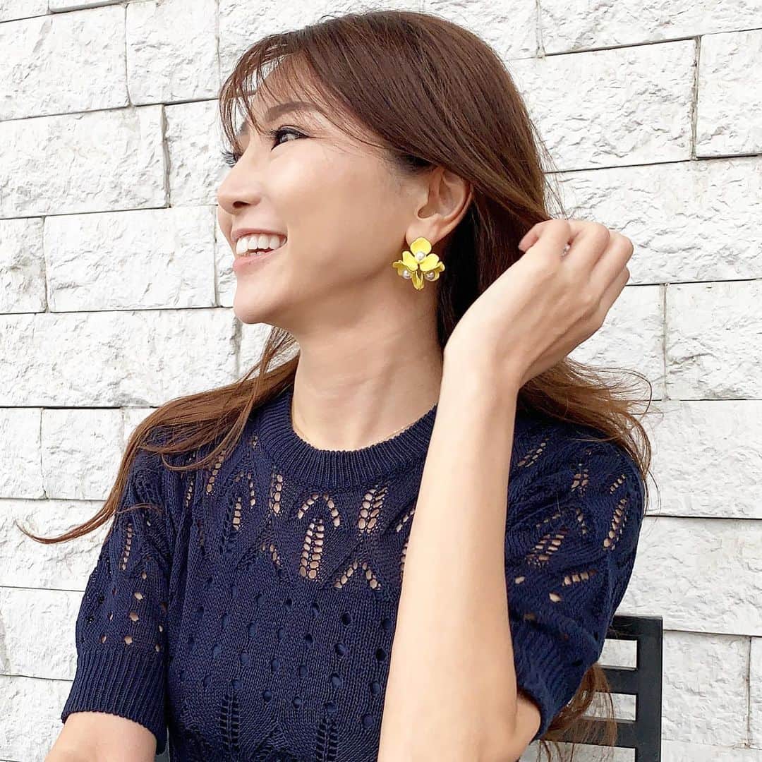 Yumiko Obaさんのインスタグラム写真 - (Yumiko ObaInstagram)「ひとつ前のpost💐で付けている #ブーケ #ピアス * * 3方向にお花が連なって、どの角度から見てもperfect🤗💗💗 * * 【5カラー🌈】あるので良かったら👉swipe👉👉🎵 してみてください🤗💕💐 * * * * * * ____________________________________________________💐 ❤︎stylepoint❤︎ 即納品、SALE品のみでご購入下さると 即日発送🔜🔜🔜🛒🛍📦🏠 * * 予約商品と一緒にご購入されますと、予約商品が揃ってからの発送になります⚠️⚠️⚠️ * * 別発送をご希望の場合はこちら💁‍♀️ ⬇️ ⬇️ info＠stylepoint.jp お気軽にお問い合わせください☺️💖 ____________________________________________________💐 * * * * * ____________________________________________________💐 🛍postへのタグ付けからshop NOW🛒❣️ ✈︎✈︎✈︎商品ページにすぐに飛べるようになっています。 プロフィールにはshopへのリンクがございます🌟 💌お問い合わせはメールにてinfo@stylepoint.jp ____________________________________________________💐  #大人コーディネート #大人コーデ #大人女子 #大人可愛い #大人可愛いコーデ #大人ファッション #大人カジュアルコーデ #大人女子コーデ #ファッション #コーディネート #ootd #instafashion  #アクセサリー #accessory #アクセサリー女子 #パール #アクセ #美容 #美容好き #リプライセル  #アラフォーコーデ #アラフォー #アラフィフ #アラフィフコーデ #アラフォーファッション #アラサーコーデ #アラサー  #セレクトショップ  http://stylepoint.jp」7月9日 14時37分 - stylepoint_jp