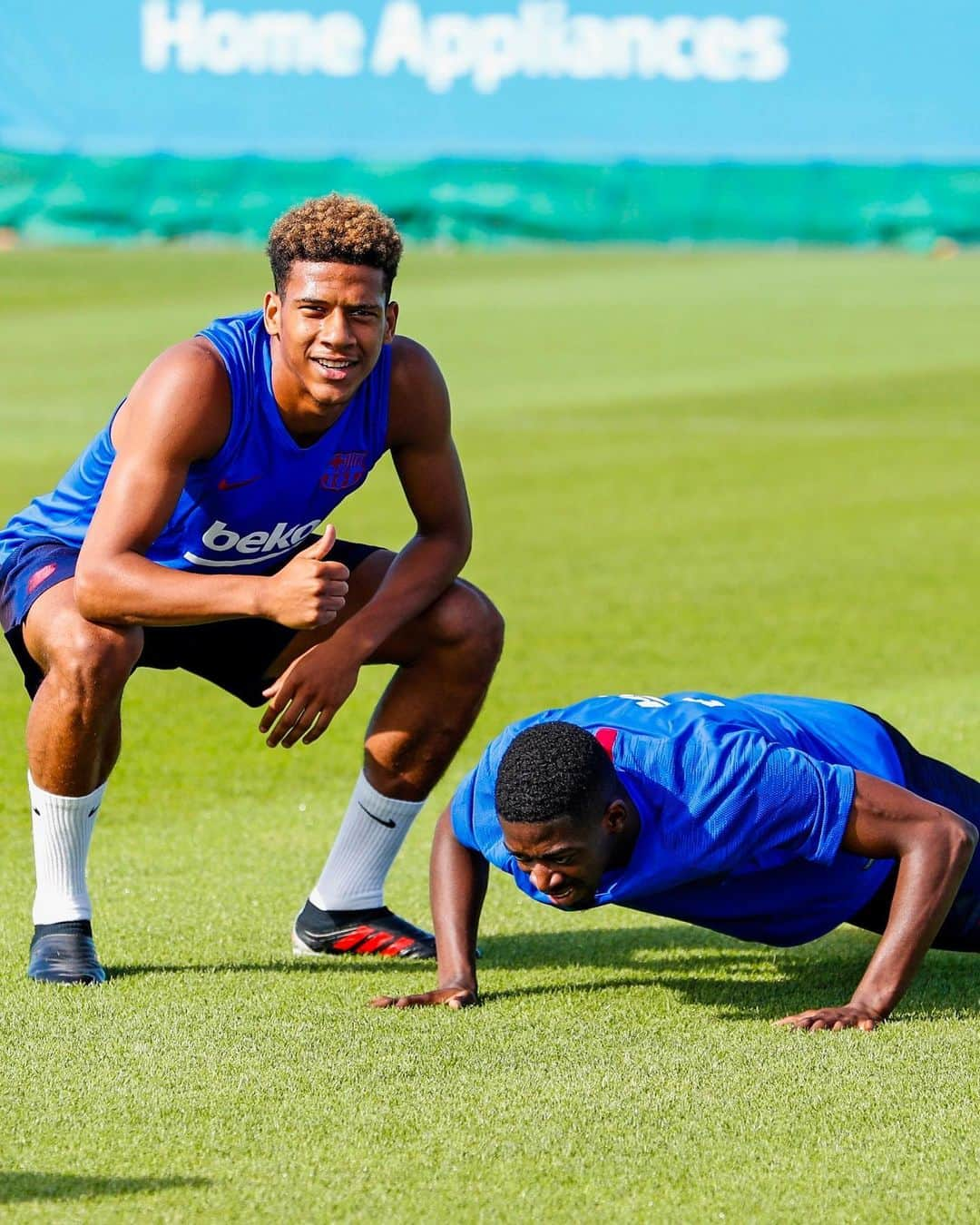 FCバルセロナさんのインスタグラム写真 - (FCバルセロナInstagram)「💪 Back in training 😁 @o.dembele7 & @jctodibo 🇫🇷」7月10日 1時26分 - fcbarcelona