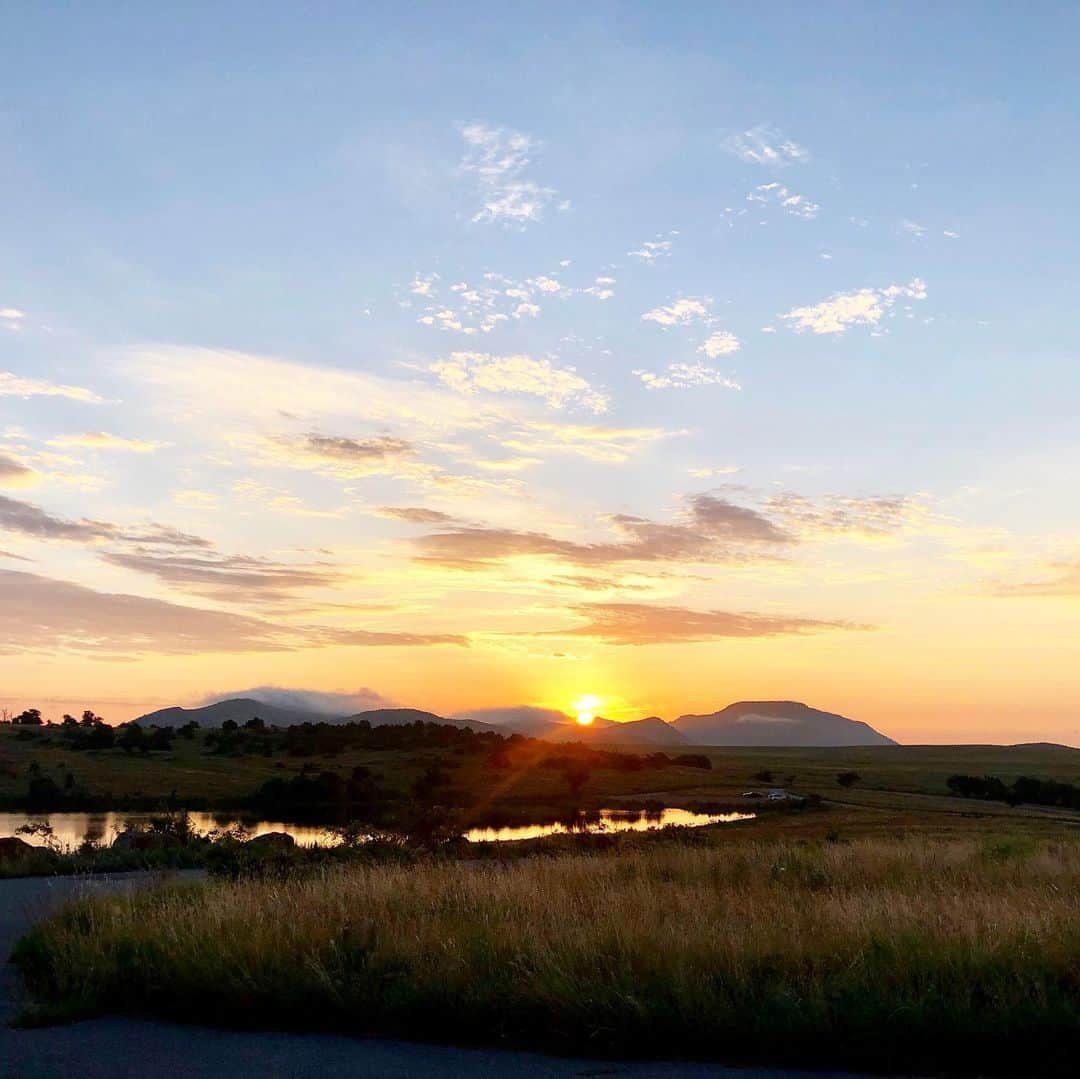 Good Morning Americaさんのインスタグラム写真 - (Good Morning AmericaInstagram)「OH-KLAHOMA! You are a beaut! Thanks for letting us kick off our #GMARoadTrip in the stunning Wichita Mountains! See you tomorrow, Houston!」7月10日 1時29分 - goodmorningamerica