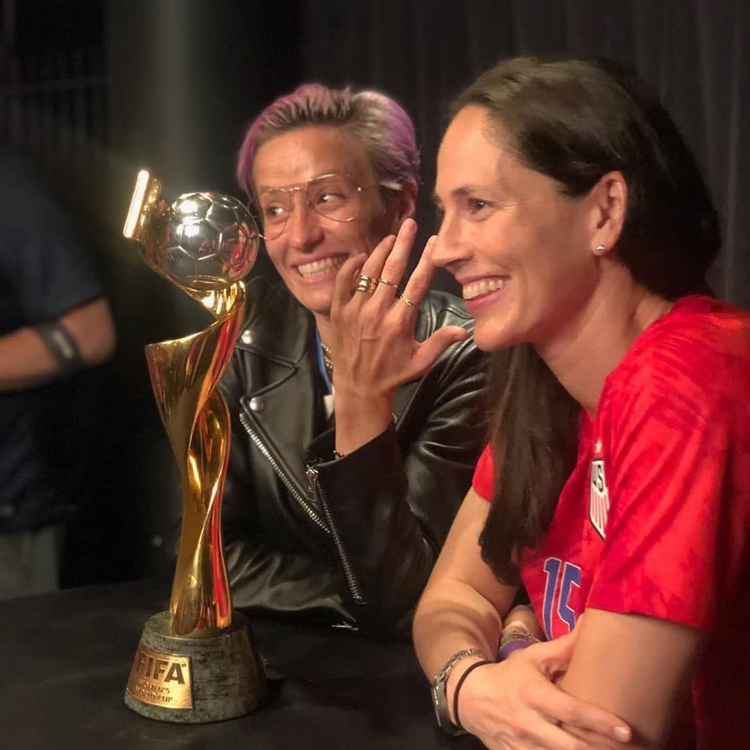 FIBAさんのインスタグラム写真 - (FIBAInstagram)「Tag a more accomplished couple... we’ll wait. 💪🏻 • @sbird10: 4X FIBA Women’s World Cup 🏆  2007 #AmeriCupWomen 🏆 4X @olympics 🥇 • @mrapinoe: 2X @fifaworldcup 🏆  2019 World Cup Golden Ball and Golden Boot 2012 @olympics 🥇」7月10日 0時05分 - fiba