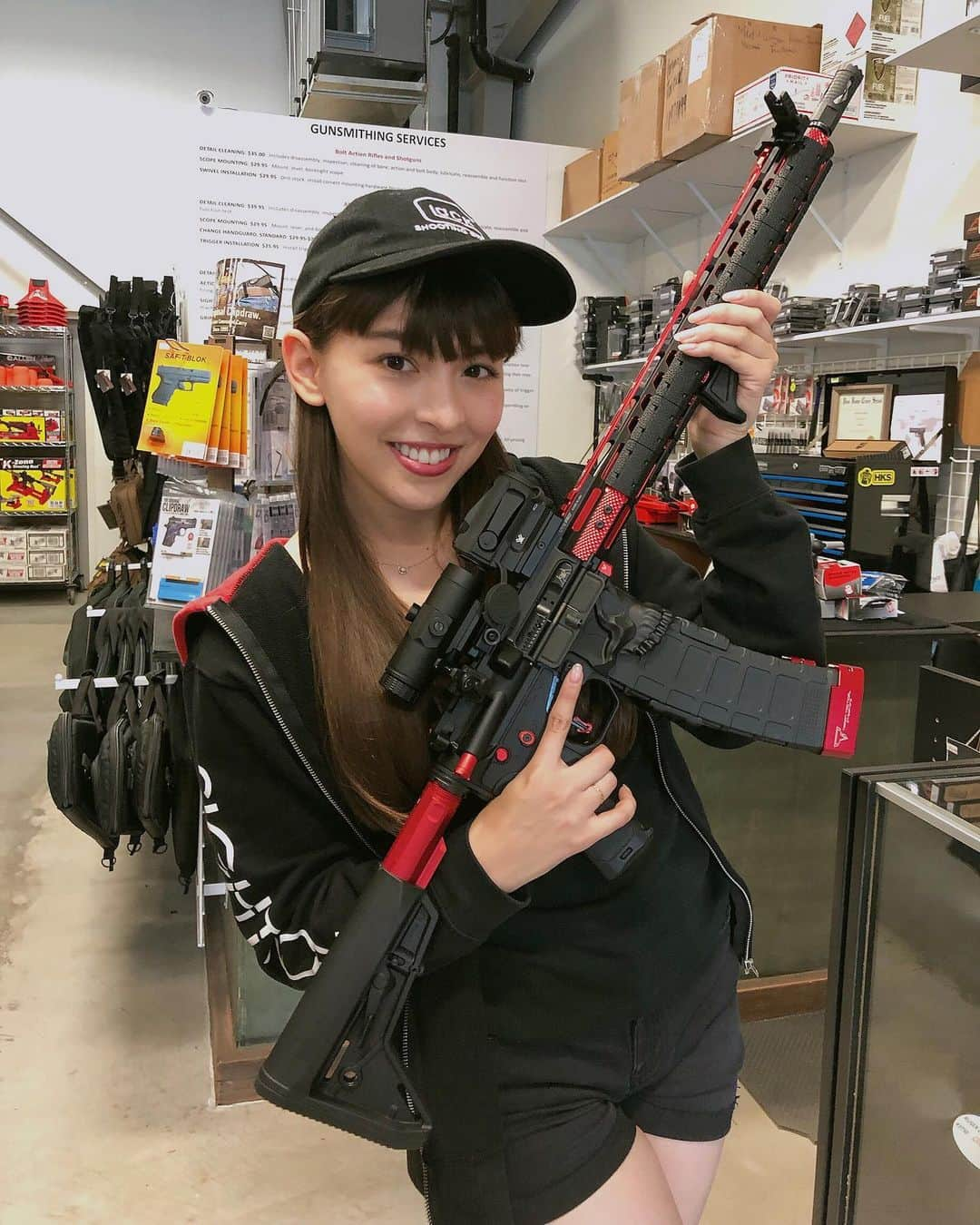 アイシスさんのインスタグラム写真 - (アイシスInstagram)「Bargain Tactical in Guam🔫 フルカスタムのAR15😳 実銃とは思えない 軽さとデザイン💪🏻 グリップが持ちやすすぎてノンストレス...！ シューティングスポーツには もってこいだわね😳💪🏻 Glockグッズをgetしつつ お店のパッチも頂いちゃいました☺️💓 #bargaintactical #guam #gunshop #AR15 #airsoftgirl  #GLOCK #グロック #glockgirl #サバゲー女子の日常 #実銃 #サバゲー好きと繋がりたい #サバゲーマーと繋がりたい #airsoftjapan #ガンショップ #グアム #🇬🇺 #サバゲー女子  #滝澤いしすと趣味の世界」7月10日 0時14分 - isis_osushi