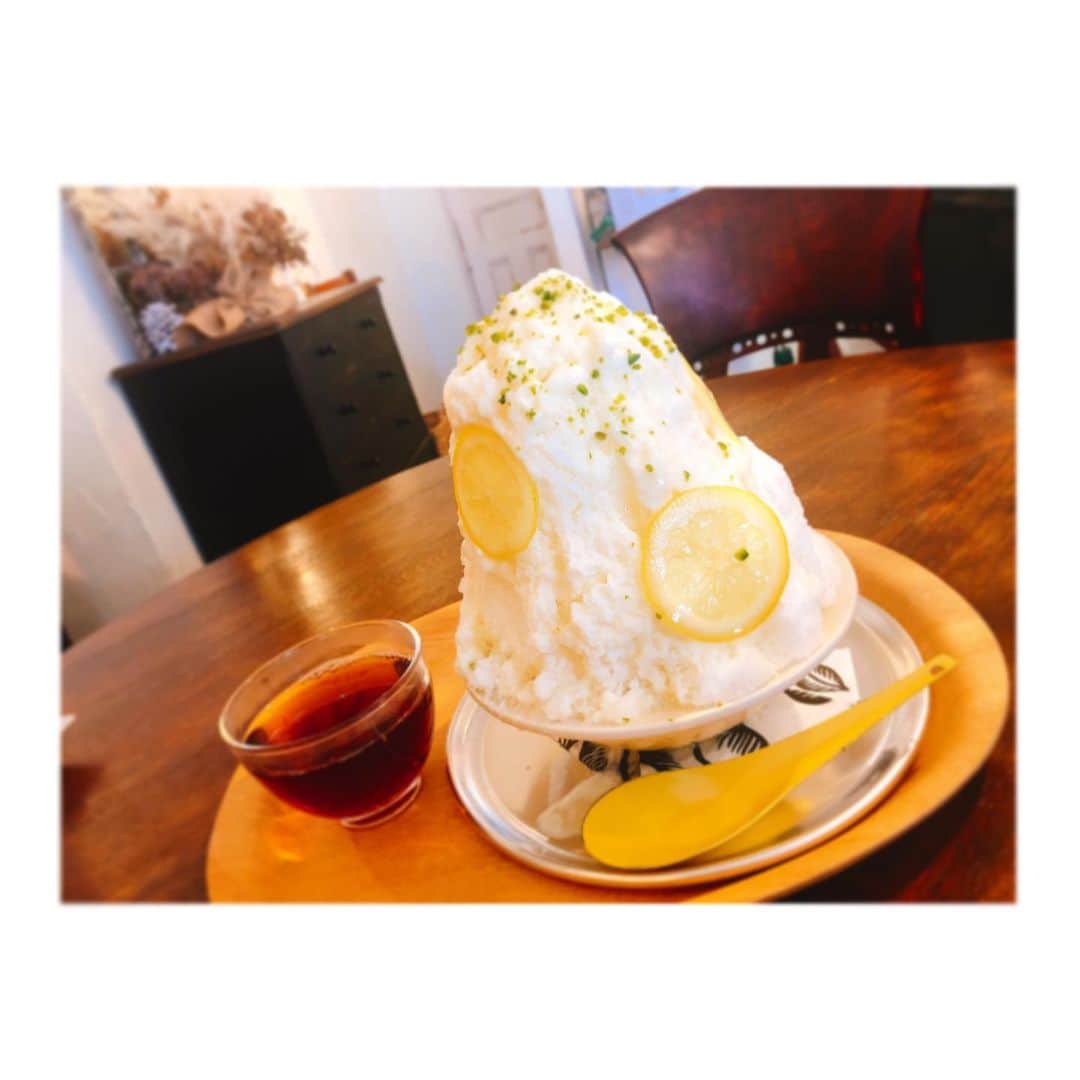 白戸ゆめのさんのインスタグラム写真 - (白戸ゆめのInstagram)「🍧 . 声治ったら おいしいかき氷食べたい🙃 . 1枚目📷 焼菓子工房ボンボニエールの #瀬戸内レモンのかき氷 🍋 中に入ってるゼリーとクリームチーズアイス絶品🍨💕 優しい味わいでした🙈 . 2枚目 KAKIGORIカフェ ひむろの #ボイセンベリー と #生いちご 🍓 かき氷2個持ちはただの食いしん坊ですね👯‍♀️笑 one-piece: @apuweiser_official ❁❁❁ . 3枚目 水納島のビーチ🏖 こういうかき氷もすきっ！ 海とかお祭りでも必ず食します☝️ 沖縄楽しかったあ また行きたいなあ🌺 . #夏 #summer #かき氷 #香川 #屋島 #三豊 #父母ヶ浜  #ボンボニエール #ひむろ #沖縄 #水納島 #🥐 #クロワッサンアイランド」7月10日 0時07分 - yumeno.s_