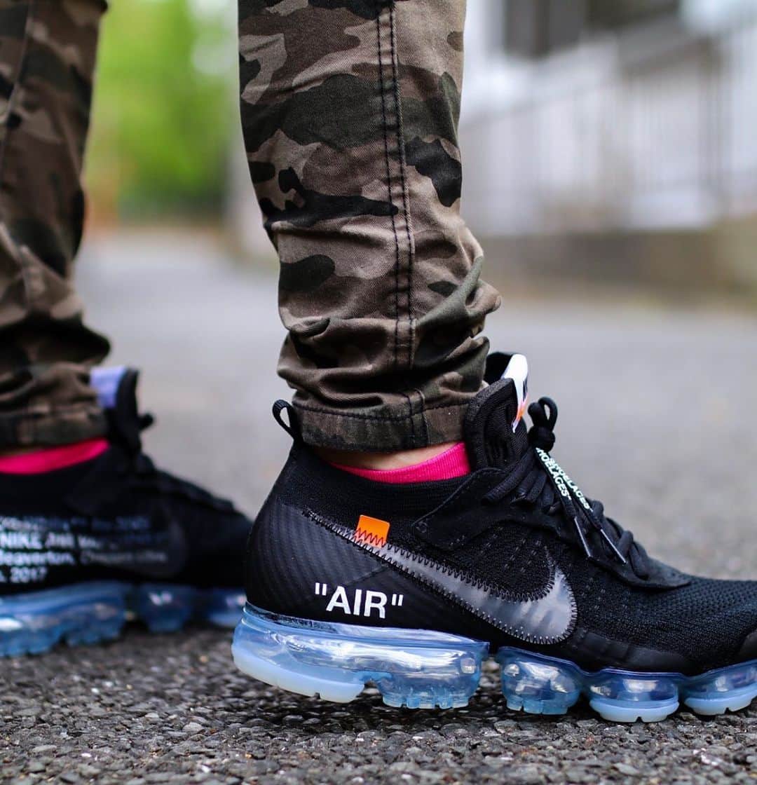 SneakerBox.jpのインスタグラム：「エアマックスのお気に入りはたくさんありますが、初めてVAPOR履いた時、なんか新しい感じあったなぁと。思います🧐 #mitasneakers #ms_ddc_20190713  #一眼スニーカーズ  #airamax #the10 #offwhite  #vapormax」