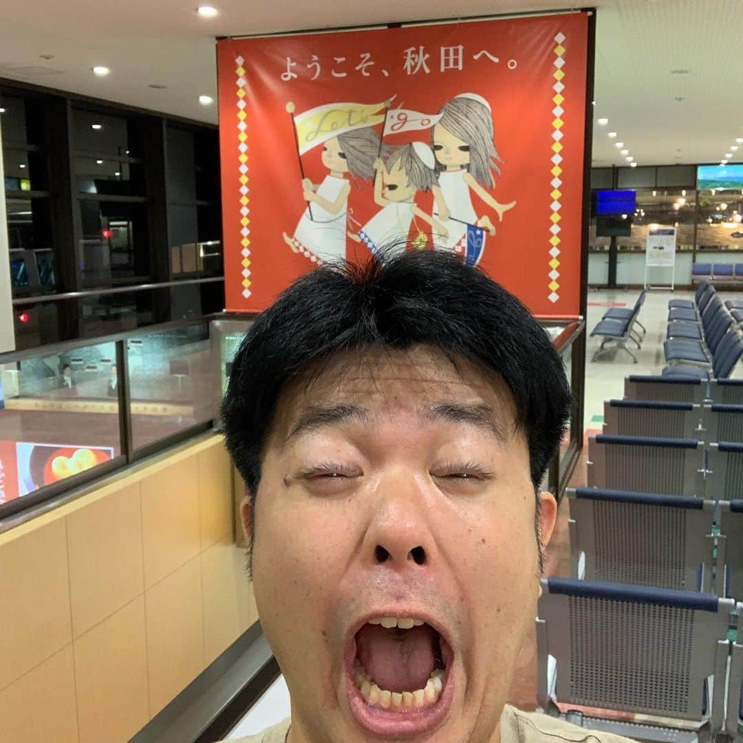 西川晃啓さんのインスタグラム写真 - (西川晃啓Instagram)「気絶帰り  秋田空港で帰る前に気絶  #あるある探検隊#レギュラー#気絶#気絶の日々#ギャグ#営業#秋田#お酒#イベント#晴天#暑い#東京#冷えてる」7月10日 0時11分 - kizetu