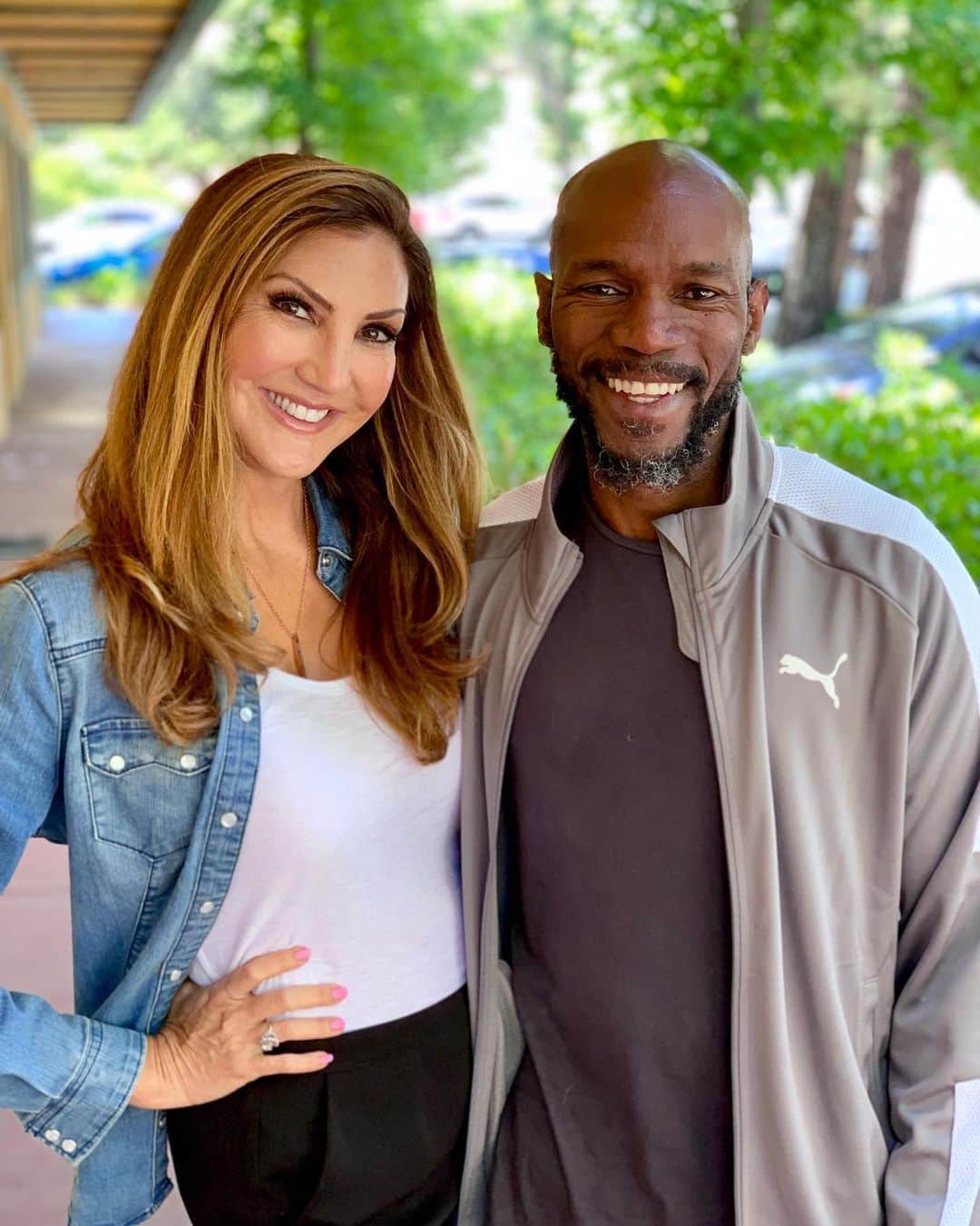 ヘザー・マクドナルドのインスタグラム：「On today’s brand new #JuicyScoop I interviewed my Hollywood office mate @ianedwardscomic who has a new comedy special coming out “Ian Talks”. We relive hilarious scary times, hot girls who nerd it up when they should slut it up, and more! I also discuss billionaire pedophile Jeffrey Epstein, an inside update on Bradley and Gaga, and so much more juice. 🎙Let me know your favorite part of the episode and who you want me to interview next 🎙」