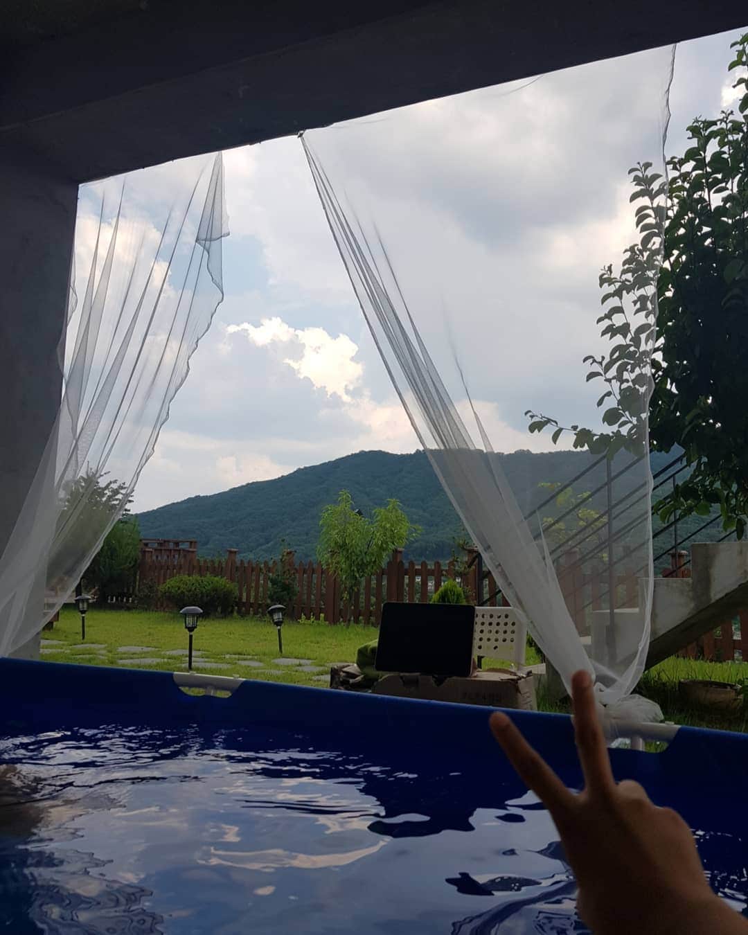 suna（ソナ）さんのインスタグラム写真 - (suna（ソナ）Instagram)「여름되어서 수영장 특대형으로 새로 설치했는데 넘 좋다...🏊‍♂️ 날도 너무 좋구 완전 신선 놀음ㅋㅋㅋㅋ」7月10日 0時14分 - ggulggulsuna