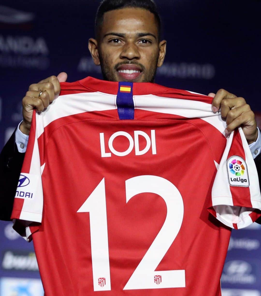 LFPさんのインスタグラム写真 - (LFPInstagram)「@renan_lodi shows his new @atleticodemadrid shirt! 👌🏾 • #Lodi #Brazil #Atleti #LaLiga #LaLigaSantander」7月10日 0時23分 - laliga
