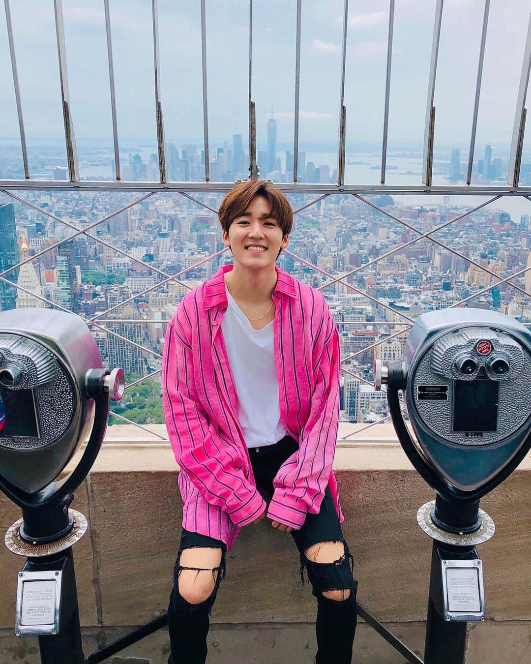 ケビン さんのインスタグラム写真 - (ケビン Instagram)「EMPIRE STATE OF MIND🗽 . . . Checked off my bucket list for visiting the Empire State Building✅ Wish you guys were here with me!🍀 I had an AMAZING time in New York for @kconusa and it was the fans that I met that made it truly special❤️ New York vlog coming up soon on my YouTube channel so stay tuned! LOVE YOU GUYS❣️Hope to see you again soon! エンパイアステートビルすごーーくキレイだった！クローバーの皆さんと一緒に来たかったな😍 ニューヨークのVlog期待してね‼️ 엠파이어 스테이트 빌딩 진짜 끝내주지않아요?? 요번에 케이콘으로 가게된 뉴욕 여행 정말 최고였어요^^ 유튜브 블로그 기대해주세용 ㅎㅎ  #empirestatebuilding  #empirestateofmind  #newyork #NYC  #KCON19NY  #KevinWoo」7月10日 0時18分 - kevinwoo_official