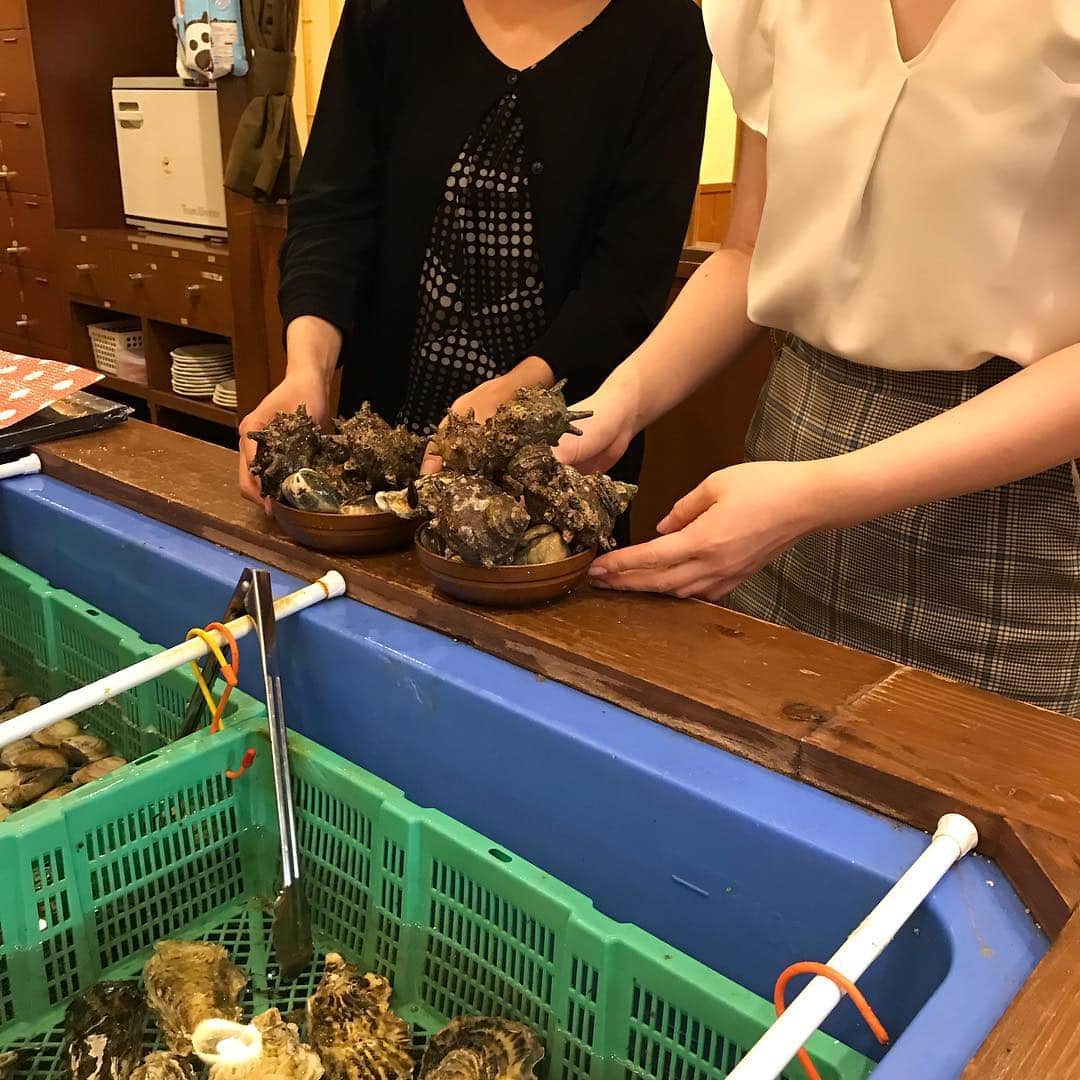 鶏魚 谷町のインスタグラム：「鶏魚です！しーちゃんです🎶 常連の女性のお客様(≧▽≦) 初めて貝盛り放題を体験し、浜焼きされて、美味しさに感動して頂けました♡  #浜焼きファン #顔出しng #鶏魚 #大阪 #谷町四丁目 #駅近 #セルフ飲み放題 #地域最安値 #コース #座敷 #個室 #貝盛り放題 #ガンガン焼き #あさり #はまぐり #ホンビノス貝 #牡蠣 #さざえ #飲み会 #女将」