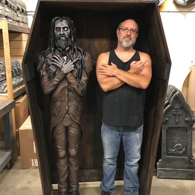 ロブ・ゾンビのインスタグラム：「Tonight and every night if you are in the Zombie meet and greet be sure to grab a pic with Zombie Rob. The guy who built it @wayne_toth_fx sure did. #robzombie #zombierob #twinsofeviltour」