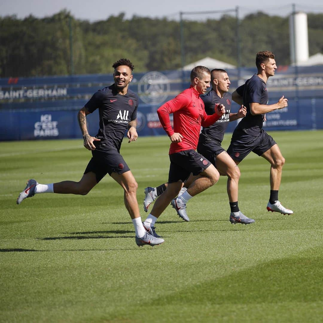 ライヴィン・クルザワさんのインスタグラム写真 - (ライヴィン・クルザワInstagram)「Happy to be back 😁 @psg 🔴🔵」7月10日 0時20分 - kurzawa