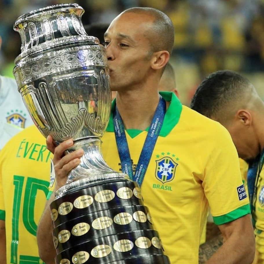 ミランダのインスタグラム：「Já estava com saudades 🏆🇧🇷」