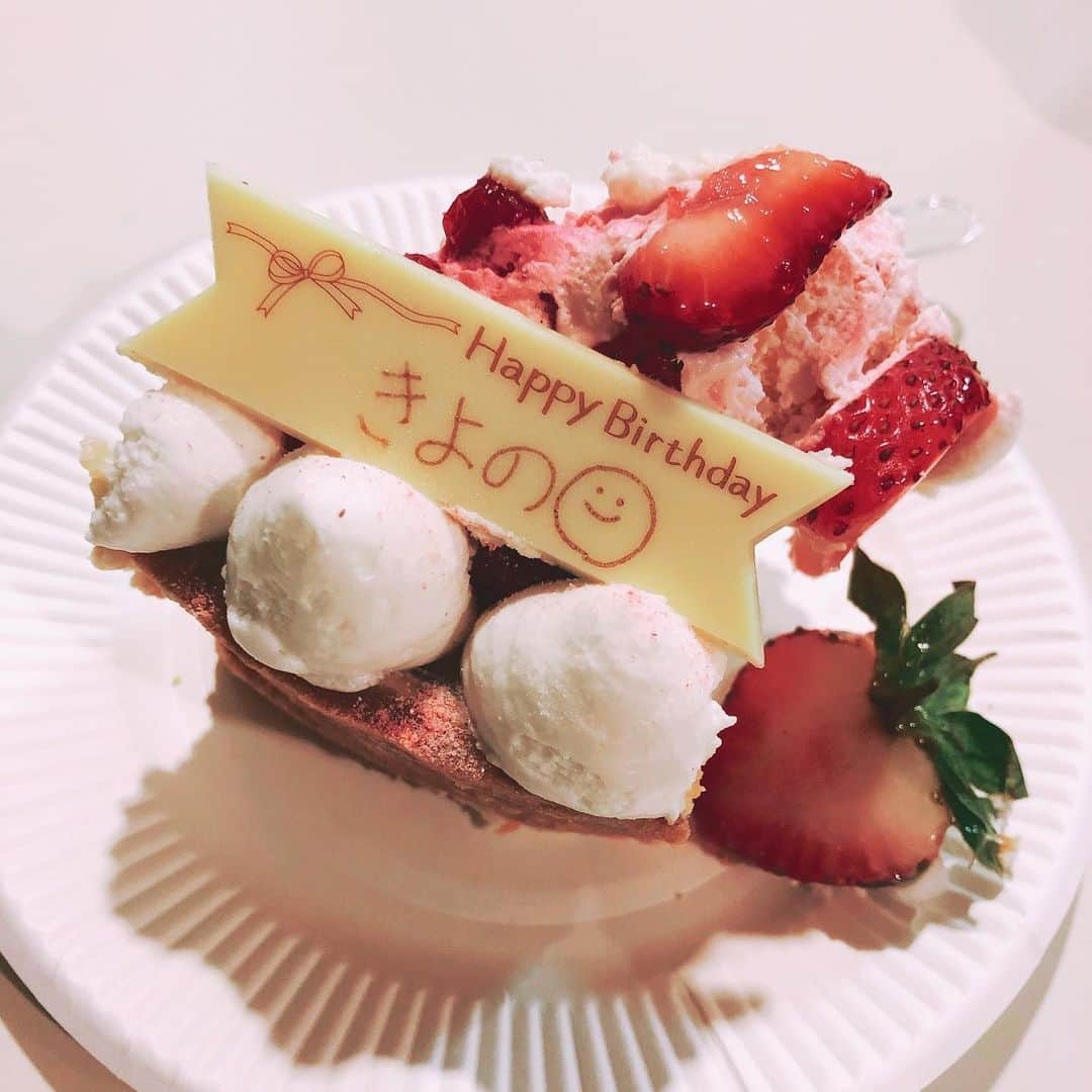 安野希世乃さんのインスタグラム写真 - (安野希世乃Instagram)「🎂 お誕生日ケーキいっぱい。 プリキュアのアフレコで、お誕生日の近い小原好美ちゃんと一緒に祝ってもらい。 ふわバナ@FMヨコハマさんで、収録中にサプライズで祝ってもらい。 今日もオペラを頂き…オペラ好きなの🍫☺️ トップのコーティングがツヤツヤでたまらないよね✨ 祝ってくださった皆様ありがとうございます‼️ ご馳走様でした💓 #誕生日  #birthday #birthdaycake」7月10日 0時25分 - kiyonon_at_home