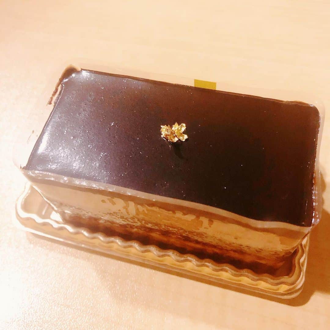 安野希世乃さんのインスタグラム写真 - (安野希世乃Instagram)「🎂 お誕生日ケーキいっぱい。 プリキュアのアフレコで、お誕生日の近い小原好美ちゃんと一緒に祝ってもらい。 ふわバナ@FMヨコハマさんで、収録中にサプライズで祝ってもらい。 今日もオペラを頂き…オペラ好きなの🍫☺️ トップのコーティングがツヤツヤでたまらないよね✨ 祝ってくださった皆様ありがとうございます‼️ ご馳走様でした💓 #誕生日  #birthday #birthdaycake」7月10日 0時25分 - kiyonon_at_home