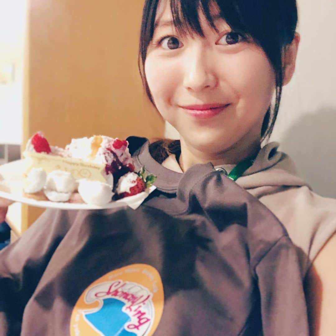 安野希世乃さんのインスタグラム写真 - (安野希世乃Instagram)「🎂 お誕生日ケーキいっぱい。 プリキュアのアフレコで、お誕生日の近い小原好美ちゃんと一緒に祝ってもらい。 ふわバナ@FMヨコハマさんで、収録中にサプライズで祝ってもらい。 今日もオペラを頂き…オペラ好きなの🍫☺️ トップのコーティングがツヤツヤでたまらないよね✨ 祝ってくださった皆様ありがとうございます‼️ ご馳走様でした💓 #誕生日  #birthday #birthdaycake」7月10日 0時25分 - kiyonon_at_home