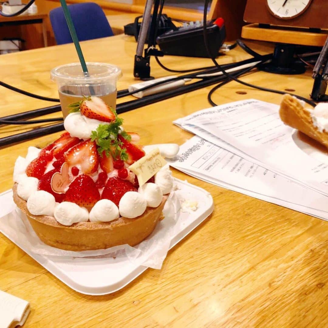 安野希世乃さんのインスタグラム写真 - (安野希世乃Instagram)「🎂 お誕生日ケーキいっぱい。 プリキュアのアフレコで、お誕生日の近い小原好美ちゃんと一緒に祝ってもらい。 ふわバナ@FMヨコハマさんで、収録中にサプライズで祝ってもらい。 今日もオペラを頂き…オペラ好きなの🍫☺️ トップのコーティングがツヤツヤでたまらないよね✨ 祝ってくださった皆様ありがとうございます‼️ ご馳走様でした💓 #誕生日  #birthday #birthdaycake」7月10日 0時25分 - kiyonon_at_home