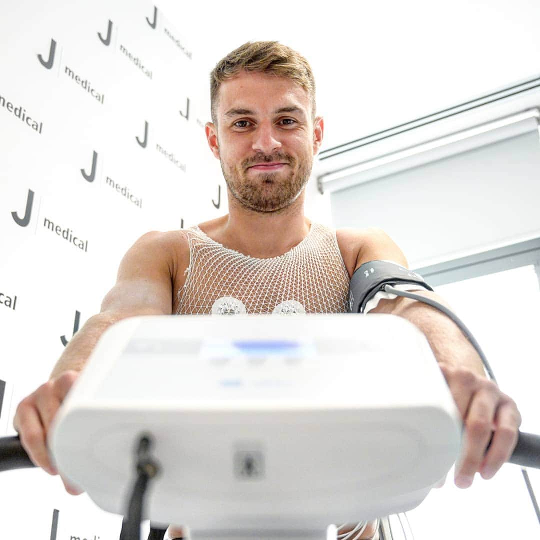 UEFAチャンピオンズリーグさんのインスタグラム写真 - (UEFAチャンピオンズリーグInstagram)「⚪️⚫️ Aaron Ramsey at Juventus 😀 ⁣ ⁣ #UCL #transfer #preseason」7月10日 0時40分 - championsleague