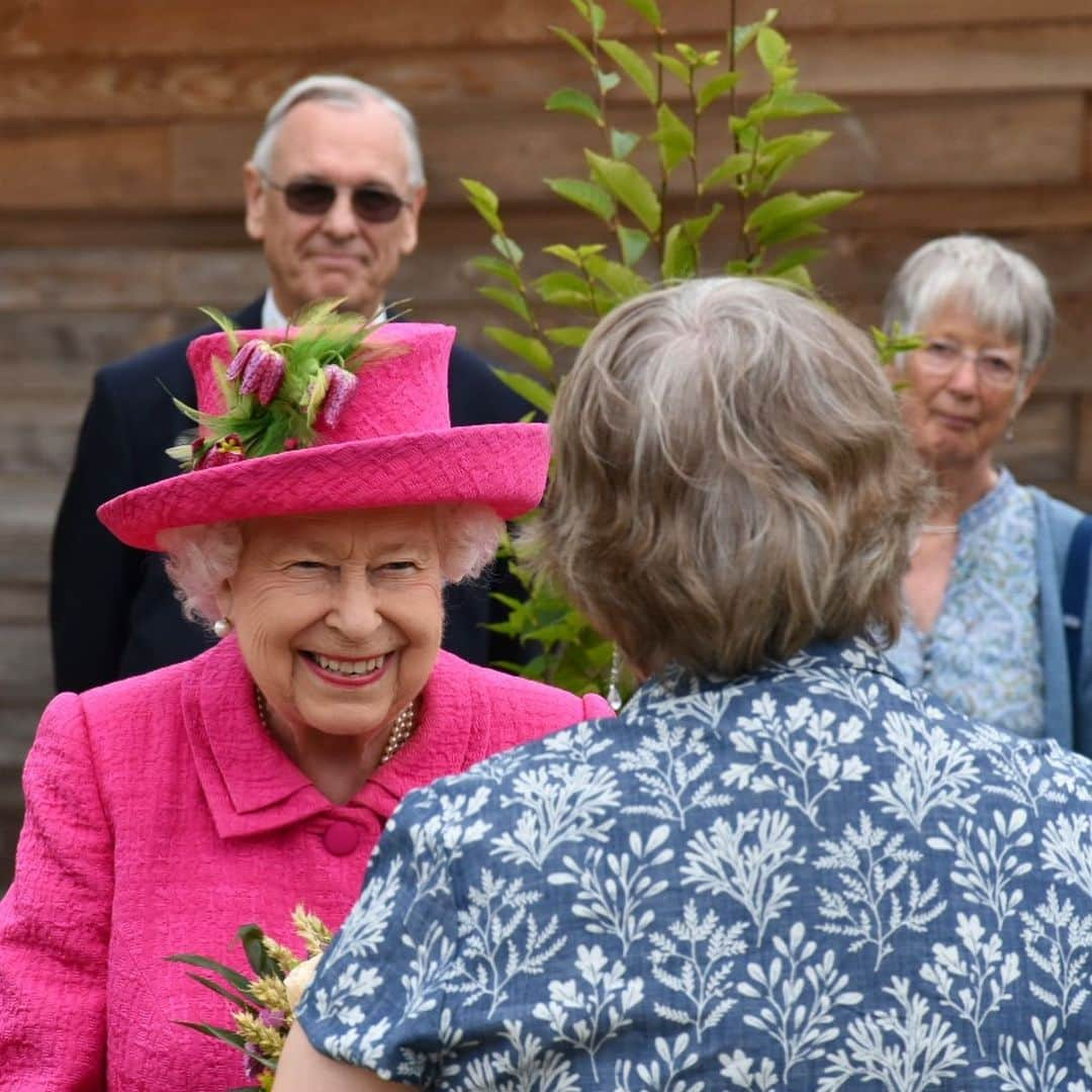 ロイヤル・ファミリーさんのインスタグラム写真 - (ロイヤル・ファミリーInstagram)「Today The Queen visited Cambridge on a day of engagements including to visit The National Institute of Agricultural Botany, The Royal Papworth Hospital and Queens’ College, Cambridge. #RoyalVisitCambridge  In the morning The Queen helped The NIAB to celebrate its 100th anniversary.  NIAB is one of Britain’s oldest, and fastest growing, crop science research centres.  Her Majesty learned about the work The NIAB does, saw visitor books which had been signed by King George V and Queen Mary, and The Duke of Cambridge.  In the afternoon, Her Majesty visited The Royal Papworth Hospital where she was joined by The Duchess of Gloucester, who is Patron of the hospital.  Her Majesty met transplant patients, consultants and visited the new hospital which has been built and will include 300 new beds for patients.  At Queens’ College Cambridge The Queen met staff and graduates, as Patroness of the college.」7月10日 0時34分 - theroyalfamily