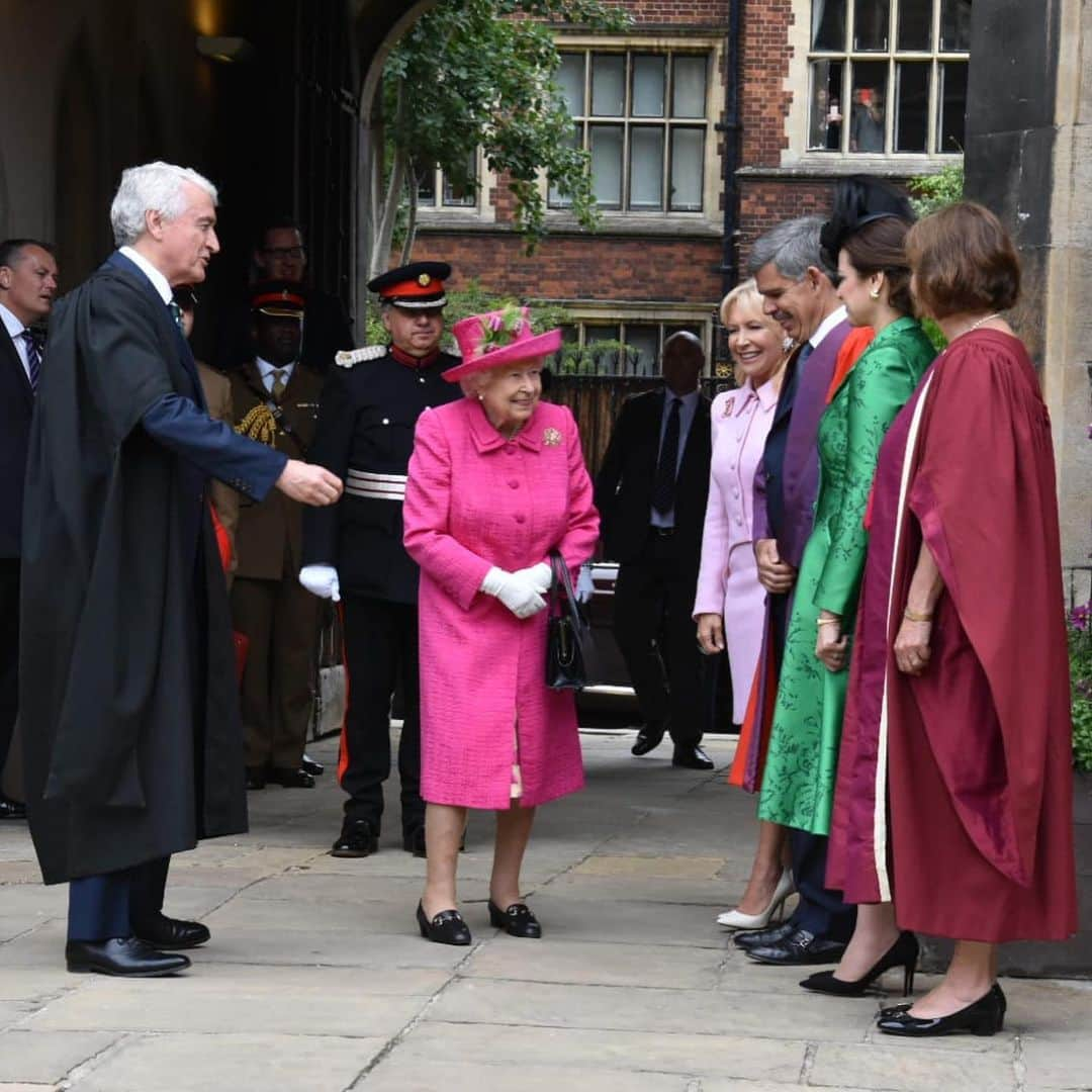 ロイヤル・ファミリーさんのインスタグラム写真 - (ロイヤル・ファミリーInstagram)「Today The Queen visited Cambridge on a day of engagements including to visit The National Institute of Agricultural Botany, The Royal Papworth Hospital and Queens’ College, Cambridge. #RoyalVisitCambridge  In the morning The Queen helped The NIAB to celebrate its 100th anniversary.  NIAB is one of Britain’s oldest, and fastest growing, crop science research centres.  Her Majesty learned about the work The NIAB does, saw visitor books which had been signed by King George V and Queen Mary, and The Duke of Cambridge.  In the afternoon, Her Majesty visited The Royal Papworth Hospital where she was joined by The Duchess of Gloucester, who is Patron of the hospital.  Her Majesty met transplant patients, consultants and visited the new hospital which has been built and will include 300 new beds for patients.  At Queens’ College Cambridge The Queen met staff and graduates, as Patroness of the college.」7月10日 0時34分 - theroyalfamily