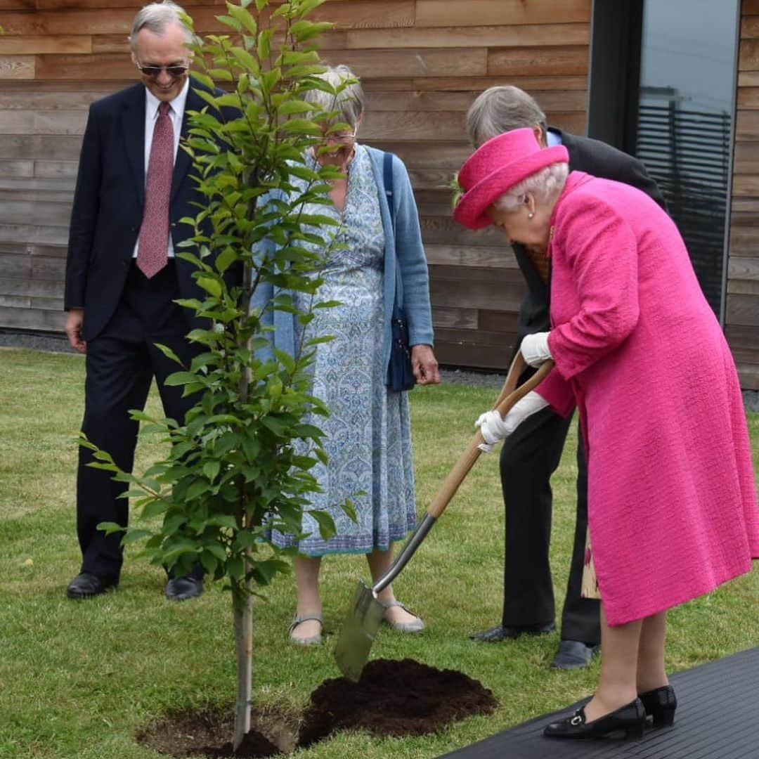 ロイヤル・ファミリーさんのインスタグラム写真 - (ロイヤル・ファミリーInstagram)「Today The Queen visited Cambridge on a day of engagements including to visit The National Institute of Agricultural Botany, The Royal Papworth Hospital and Queens’ College, Cambridge. #RoyalVisitCambridge  In the morning The Queen helped The NIAB to celebrate its 100th anniversary.  NIAB is one of Britain’s oldest, and fastest growing, crop science research centres.  Her Majesty learned about the work The NIAB does, saw visitor books which had been signed by King George V and Queen Mary, and The Duke of Cambridge.  In the afternoon, Her Majesty visited The Royal Papworth Hospital where she was joined by The Duchess of Gloucester, who is Patron of the hospital.  Her Majesty met transplant patients, consultants and visited the new hospital which has been built and will include 300 new beds for patients.  At Queens’ College Cambridge The Queen met staff and graduates, as Patroness of the college.」7月10日 0時34分 - theroyalfamily