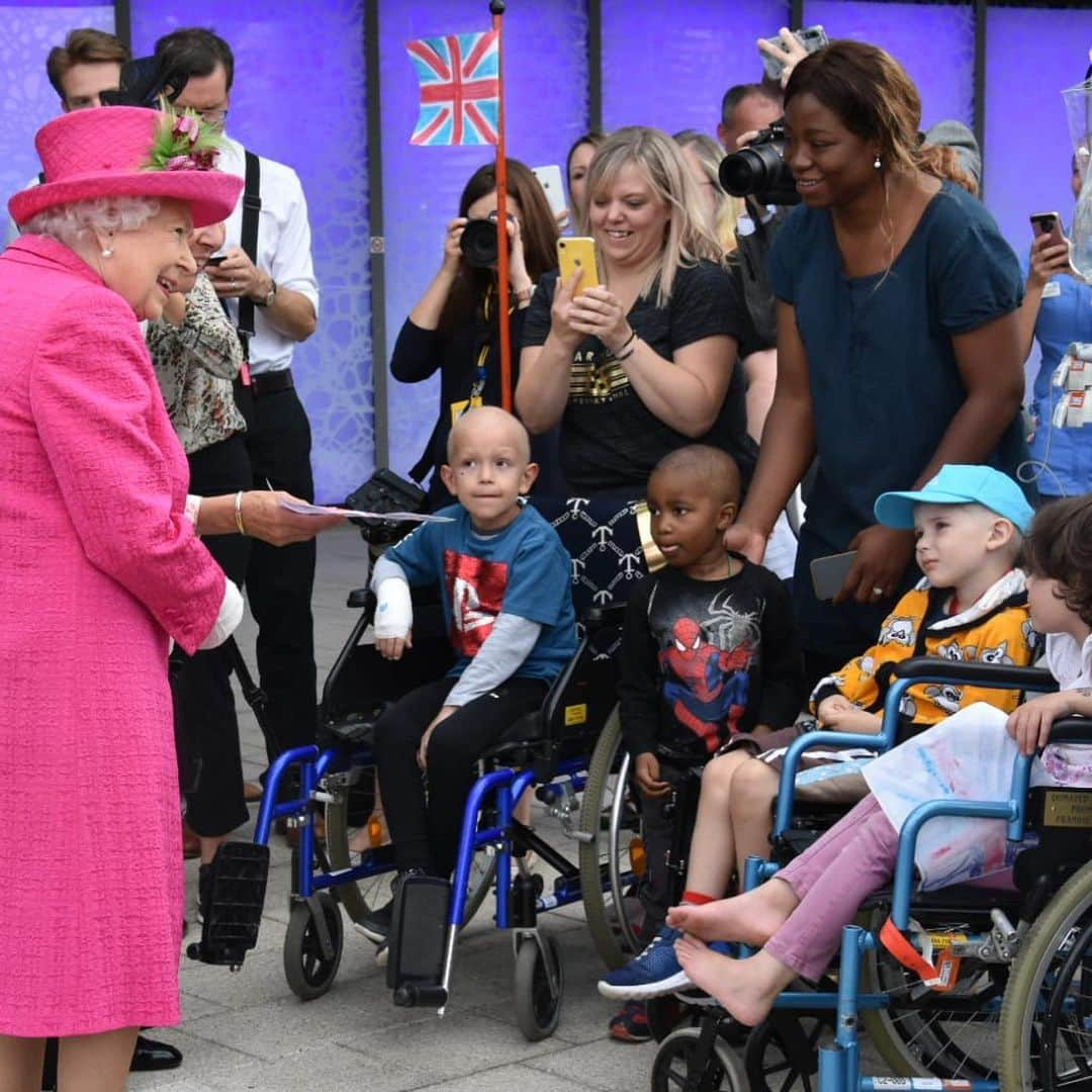 ロイヤル・ファミリーさんのインスタグラム写真 - (ロイヤル・ファミリーInstagram)「Today The Queen visited Cambridge on a day of engagements including to visit The National Institute of Agricultural Botany, The Royal Papworth Hospital and Queens’ College, Cambridge. #RoyalVisitCambridge  In the morning The Queen helped The NIAB to celebrate its 100th anniversary.  NIAB is one of Britain’s oldest, and fastest growing, crop science research centres.  Her Majesty learned about the work The NIAB does, saw visitor books which had been signed by King George V and Queen Mary, and The Duke of Cambridge.  In the afternoon, Her Majesty visited The Royal Papworth Hospital where she was joined by The Duchess of Gloucester, who is Patron of the hospital.  Her Majesty met transplant patients, consultants and visited the new hospital which has been built and will include 300 new beds for patients.  At Queens’ College Cambridge The Queen met staff and graduates, as Patroness of the college.」7月10日 0時34分 - theroyalfamily