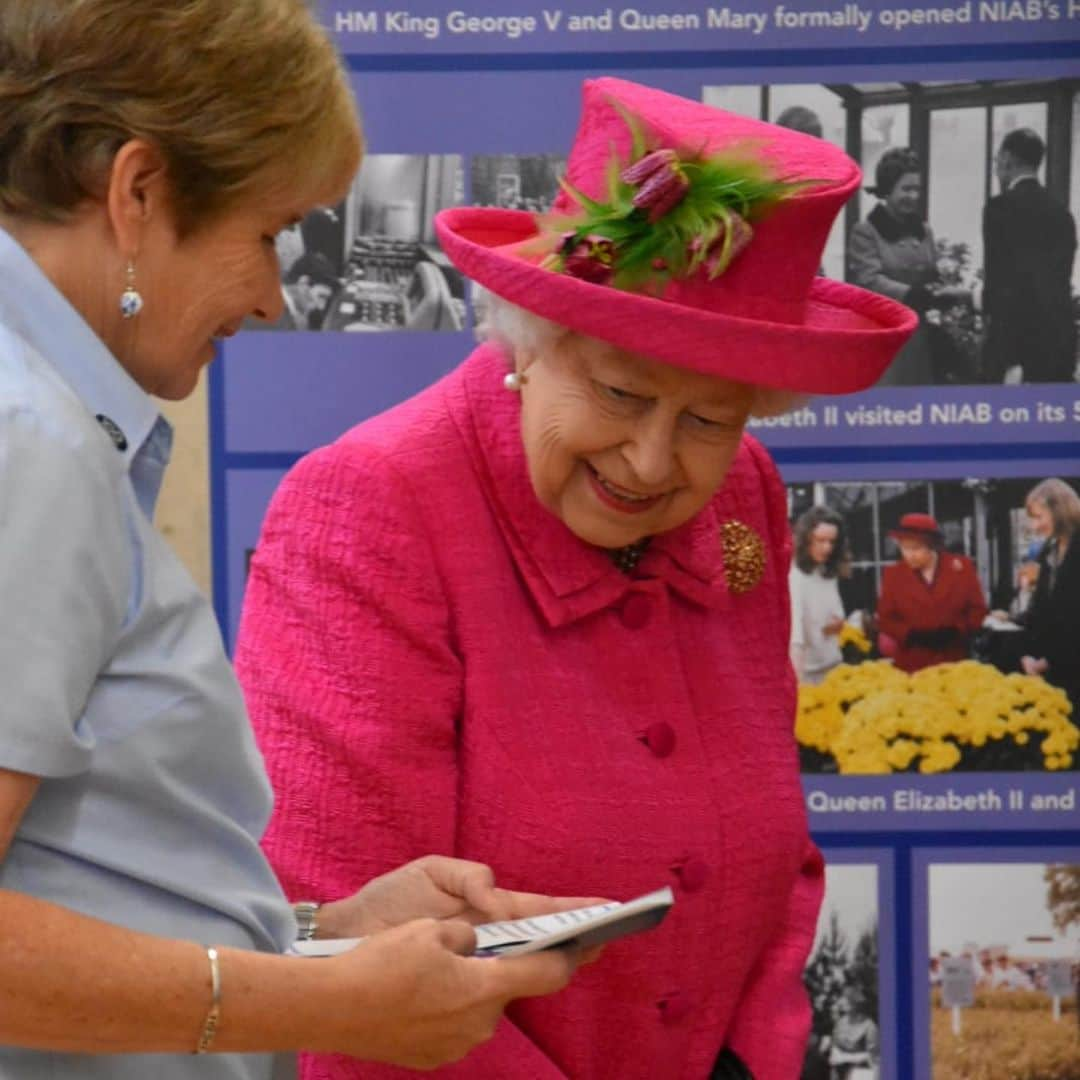 ロイヤル・ファミリーさんのインスタグラム写真 - (ロイヤル・ファミリーInstagram)「Today The Queen visited Cambridge on a day of engagements including to visit The National Institute of Agricultural Botany, The Royal Papworth Hospital and Queens’ College, Cambridge. #RoyalVisitCambridge  In the morning The Queen helped The NIAB to celebrate its 100th anniversary.  NIAB is one of Britain’s oldest, and fastest growing, crop science research centres.  Her Majesty learned about the work The NIAB does, saw visitor books which had been signed by King George V and Queen Mary, and The Duke of Cambridge.  In the afternoon, Her Majesty visited The Royal Papworth Hospital where she was joined by The Duchess of Gloucester, who is Patron of the hospital.  Her Majesty met transplant patients, consultants and visited the new hospital which has been built and will include 300 new beds for patients.  At Queens’ College Cambridge The Queen met staff and graduates, as Patroness of the college.」7月10日 0時34分 - theroyalfamily