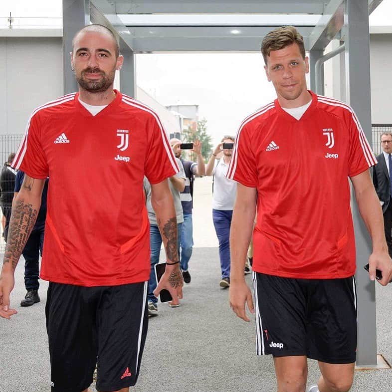 ヴォイチェフ・シュチェスニーのインスタグラム：「We’re back 😎 #ForzaJuve」