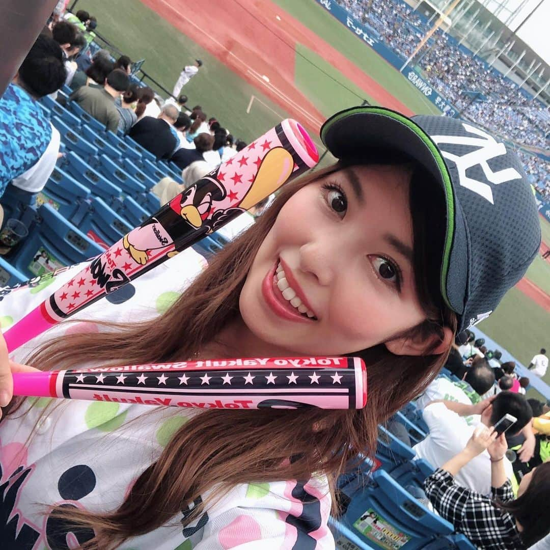 橘ゆりかさんのインスタグラム写真 - (橘ゆりかInstagram)「今度は #すわほー できますように⚾️☂️﻿ ﻿ DeNA 9-4 ヤクルト﻿ ﻿ 7月ってけっこう寒いんだね。。。﻿ トルクーヤとハイタッチできてうれしかった！  神宮のカレーがおいしかった♡ ﻿ ﻿ ﻿  #swallows #ヤクルトスワローズ #神宮球場 #野球観戦 #東京ヤクルトスワローズ #中村悠平 選手タオル #スワローズ #つば九郎 #橘ゆりか #ヤクルト #ユニフォーム女子 #avex #avexmanagement #baseballcap #baseball #tokyoyakultswallows」7月10日 0時39分 - yuricalcal