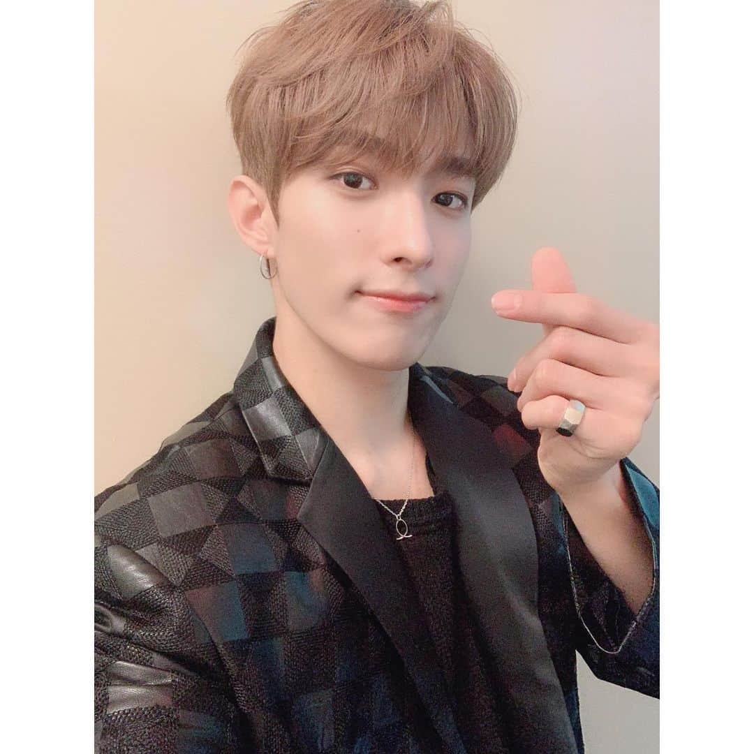 SEVENTEENさんのインスタグラム写真 - (SEVENTEENInstagram)「[17'S] 즐거웠던 KCON! 마음만은 함께한 승관! 세봉이들과 함께 응원해준 캐럿들 고마워요💕」7月10日 0時40分 - saythename_17