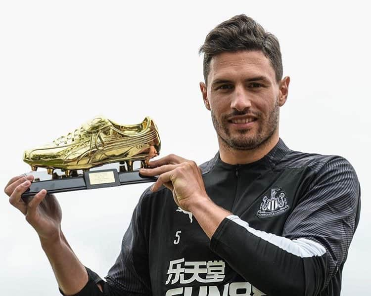 ファビアン・シェアさんのインスタグラム写真 - (ファビアン・シェアInstagram)「Great honor for winning the #nufc goal of the season 18/19 award!!!⚫️⚪️」7月10日 0時45分 - fabianschaer_official