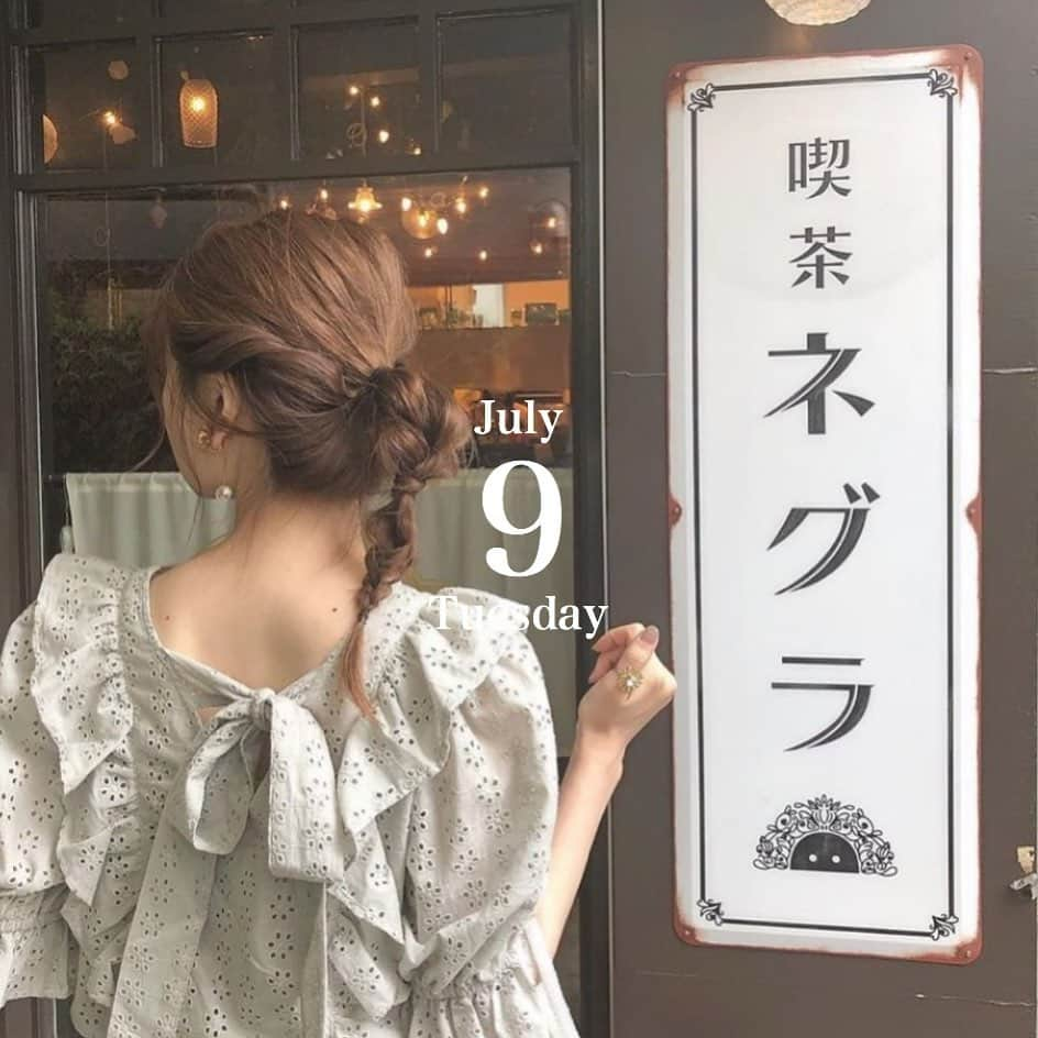 bis_web bis [ビス] さんのインスタグラム写真 - (bis_web bis [ビス] Instagram)「﻿ ﻿ July 9, Tuesday﻿ ﻿ ﻿ 🌷﻿ ﻿ ﻿ 湿気が多い梅雨の時期こそヘアアレンジで解決💕﻿ ﻿ 人気の編みおろしヘアや﻿ くるりんぱアレンジ、三つ編みポニーなど﻿ こなれ感のあるヘアアレンジを参考にしてみて！﻿ ﻿ ﻿ ﻿ ﻿ #ヘアアレンジ #hairarrange #アレンジ #ポニーテールアレンジ #ポニーテール #編み込みアレンジ #編みおろしヘア #編みおろしアレンジ #アレンジ #三つ編み #ヘアピン #ヘア #ヘアスタイル #髪 #くるりんぱ #くるりんぱアレンジ #hair #髪型 #bis_web #instalove #パールピン」7月10日 0時46分 - bis_web