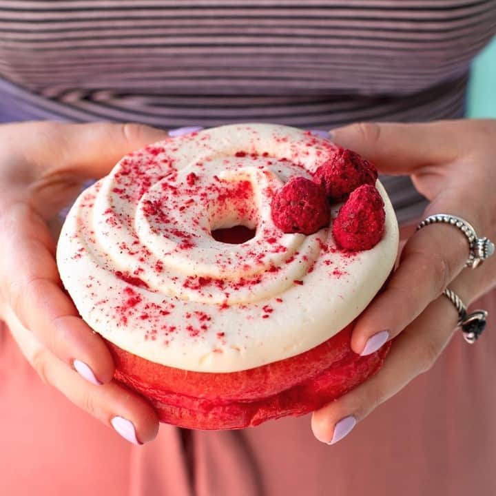 Benefit Cosmetics UKさんのインスタグラム写真 - (Benefit Cosmetics UKInstagram)「Red Velvet Doughnut DREAMS 🍩 Treat Tuesday coming to you from @doughnuttime_uk, we're drooling over this VEGAN doughnut (& her manicure) 😍 #regram #treattuesday #treat #doughnuts #yum . . . 📷 Image Description: A regram of Doughnut Time UK, red velvet doughnut.」7月10日 0時56分 - benefitcosmeticsuk