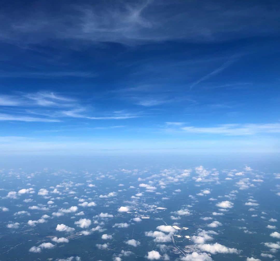 マキ・コニクソンさんのインスタグラム写真 - (マキ・コニクソンInstagram)「Last Flight to Honolulu ✈️前にも書いたけど雲の上にまた雲があるんだよね。空の世界は興味深いから好きっ！トランジット先のアトランタ空港で行きに買った携帯充電器があまりに便利だったからまた同じ物をゲットしました！今度は違うデザインの日焼けスヌのステッカーを貼ってみた！あと9時間機内でどう過ごそうかなぁ。🤔 #旅のおすそ分け✈️ #南アフリカはちょっとだけご近所です！🦓🦒🦏🦛🐘🐪」7月10日 0時56分 - makikonikson