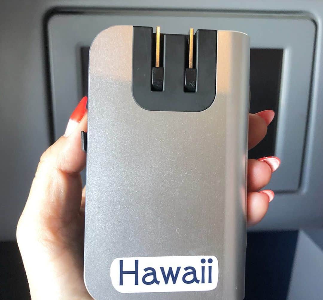 マキ・コニクソンさんのインスタグラム写真 - (マキ・コニクソンInstagram)「Last Flight to Honolulu ✈️前にも書いたけど雲の上にまた雲があるんだよね。空の世界は興味深いから好きっ！トランジット先のアトランタ空港で行きに買った携帯充電器があまりに便利だったからまた同じ物をゲットしました！今度は違うデザインの日焼けスヌのステッカーを貼ってみた！あと9時間機内でどう過ごそうかなぁ。🤔 #旅のおすそ分け✈️ #南アフリカはちょっとだけご近所です！🦓🦒🦏🦛🐘🐪」7月10日 0時56分 - makikonikson