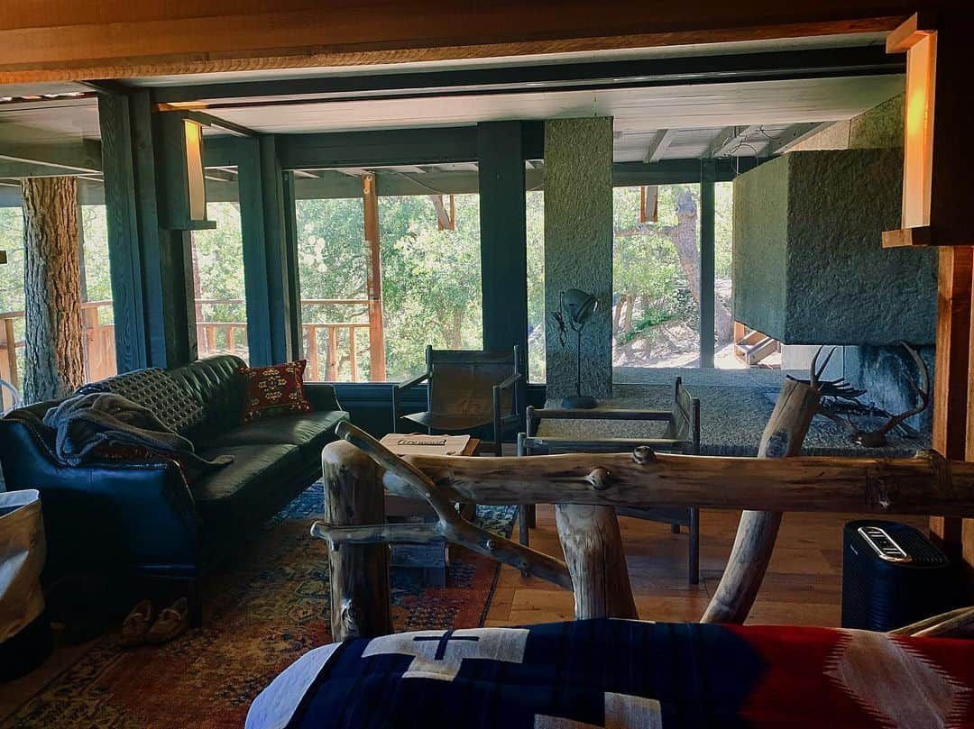 トム・デロングさんのインスタグラム写真 - (トム・デロングInstagram)「#TheTreeHouse is coming along nicely in #idyllwild - lots of vintage and antique hunting with quite a bit of passion for the #mountains.」7月10日 1時07分 - tomdelonge