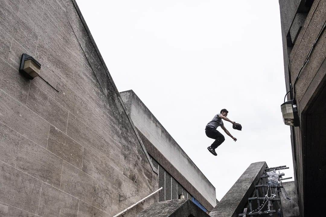 Fujifilm UKさんのインスタグラム写真 - (Fujifilm UKInstagram)「"Sometimes you just look up and it’s there! There’s a lot of luck in street photography (and the more you do it, the luckier you get). I always look out for the ‘unusual in the usual’, that unexpected or out-of-context event which makes you reach for the camera. The FUJIFILM XF18mmF2 is a great little lens – small and discreet with a field of view that’s perfect for street photography." - X-Photographer @streetsnappers.  FUJIFILM X-E3 | XF18mmF2 | F7.1 | ISO 400 | 1/2400 sec  #Fujifilmx_uk #XSeries #XE3 #Fujifilm #streetphotography #street #London #XF18mmF2」7月10日 1時00分 - fujifilmuk