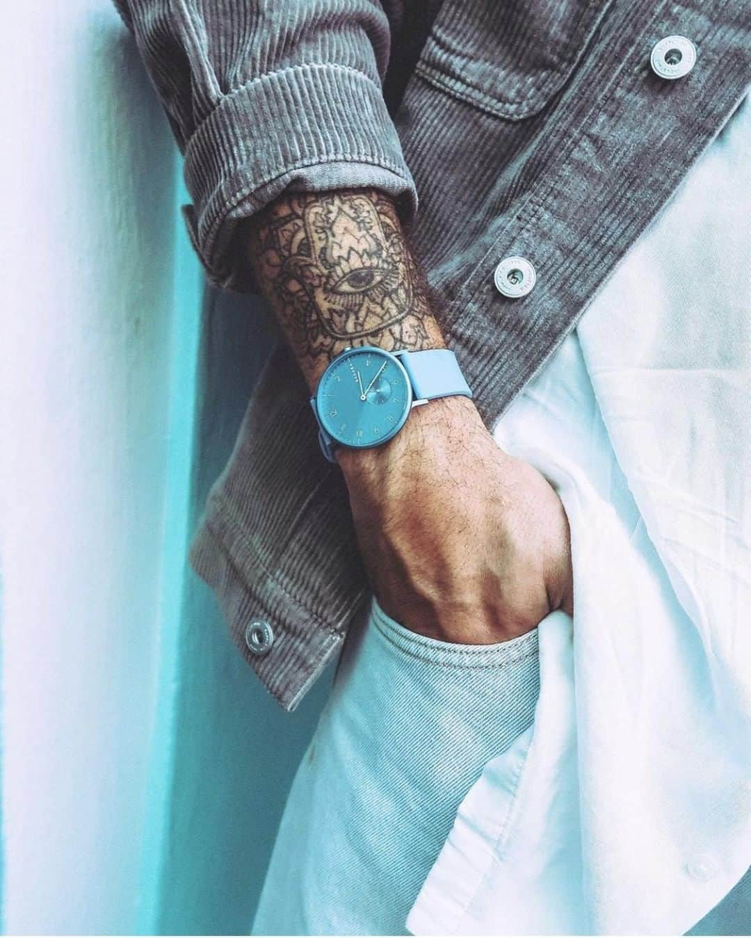 のインスタグラム：「Summer vibes. #SKAGENincolor Photo by @nathantito . . . . . #neonlife #bluewatch #watchoftheday #summerstyle #summer2019 #neonwatch」