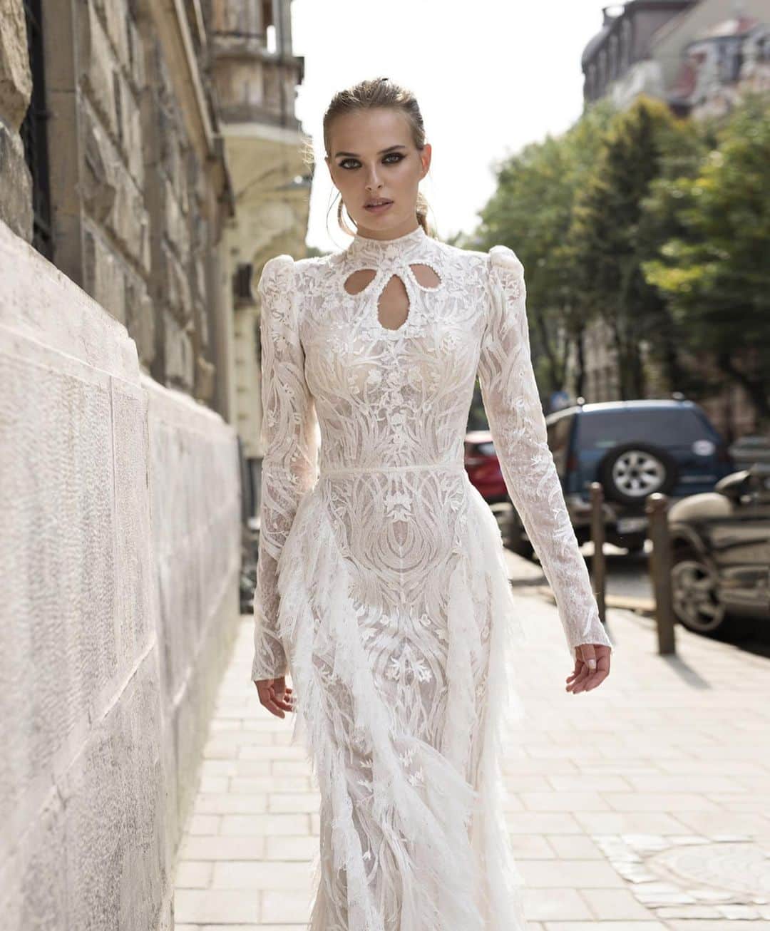 Wedding Lifeのインスタグラム：「Stunning ”LIA” gown!😍 from AMOR Collection by @rikidalal_official . .  For inquiries: 👍 DM: @rikidalal_official 📧 Email: info@rikidalal.com 🌎 Visit: www.rikidalal.com」
