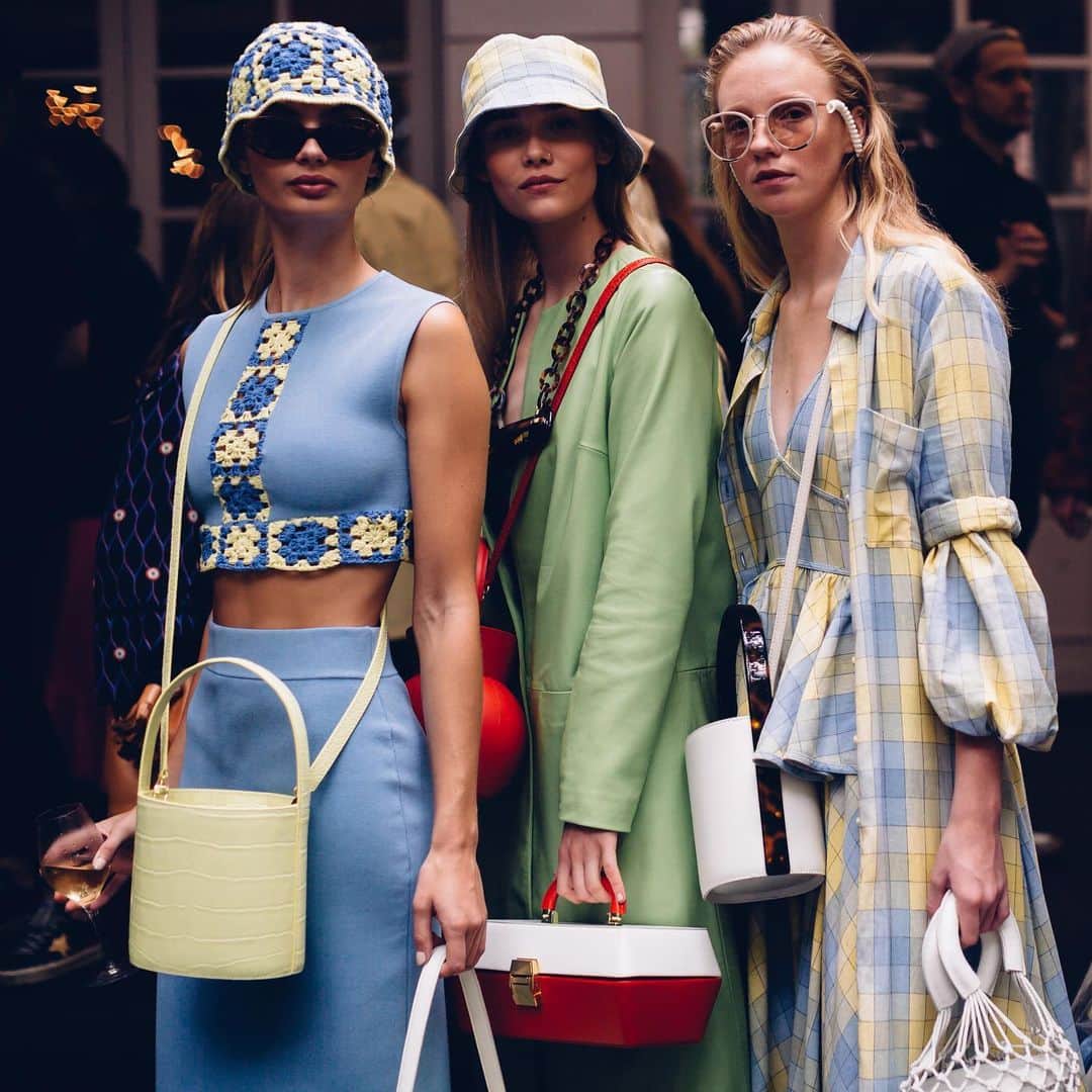 NYFW（ニューヨークファッションウィーク）さんのインスタグラム写真 - (NYFW（ニューヨークファッションウィーク）Instagram)「We are going to a picnic and bringing #NYFW designer @staud_clothing, what are you bringing? Photo by @moeez」7月10日 1時03分 - nyfw