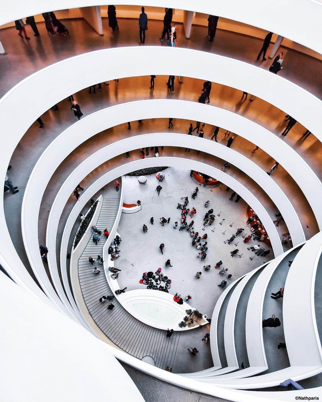 nathparisのインスタグラム：「Le concours #HuaweiNextImage est ouvert depuis plusieurs jours ! Merci pour vos nombreux votes et pour avoir validé la photo du Guggenhein New York pour entrer dans le concours avec la catégorie « Expérience ». Participez en choisissant votre catégorie et postez votre plus belle photo. 😊  De très belles récompenses sont à la clé 😊. Vous avez jusqu’au 26 juillet ! Bonne chance à tous ! . @HuaweiMobileFr #HuaweiShot Photo prise avec #HuaweiP30Pro」