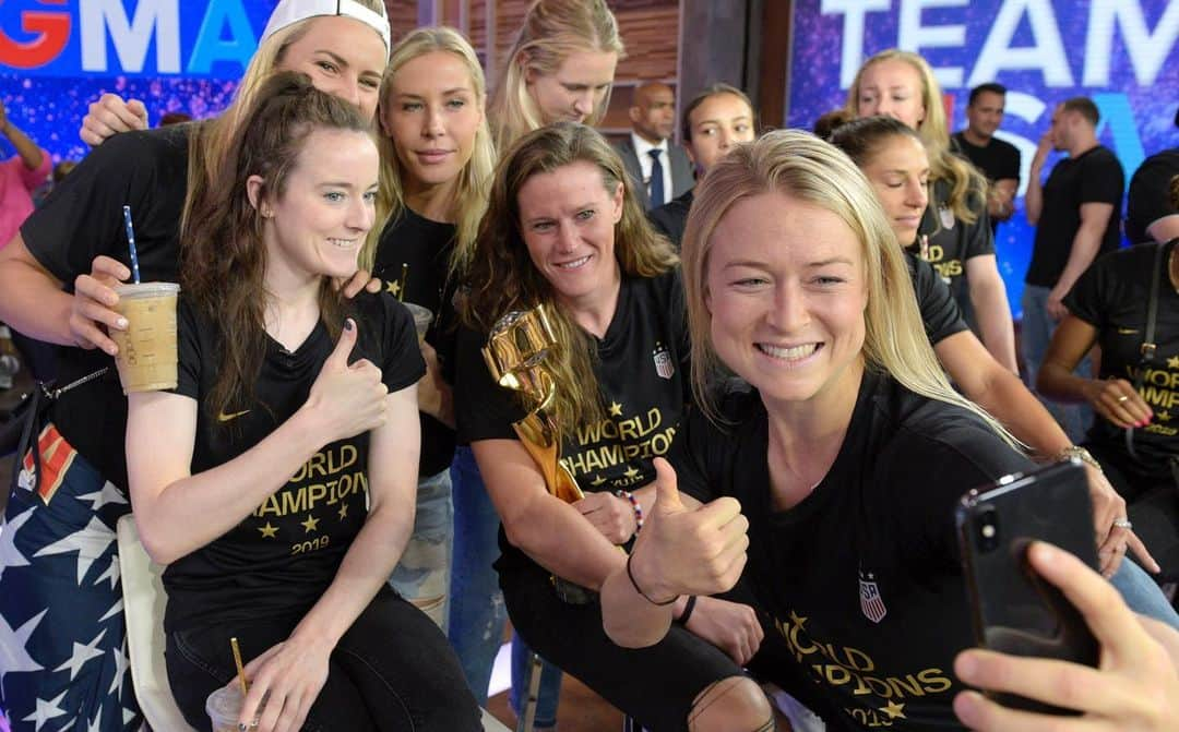 Good Morning Americaさんのインスタグラム写真 - (Good Morning AmericaInstagram)「ONE NATION, ONE TEAM! 👊 We loved kicking back with the @uswnt this morning!  #USWNT #FIFAWWC #OneNationOneTeam (📸: @paulalobo / ABC)」7月10日 1時06分 - goodmorningamerica