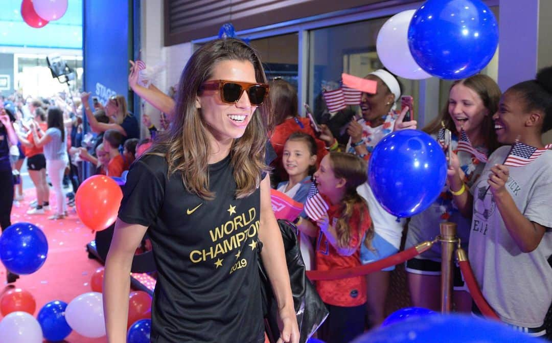 Good Morning Americaさんのインスタグラム写真 - (Good Morning AmericaInstagram)「ONE NATION, ONE TEAM! 👊 We loved kicking back with the @uswnt this morning!  #USWNT #FIFAWWC #OneNationOneTeam (📸: @paulalobo / ABC)」7月10日 1時06分 - goodmorningamerica