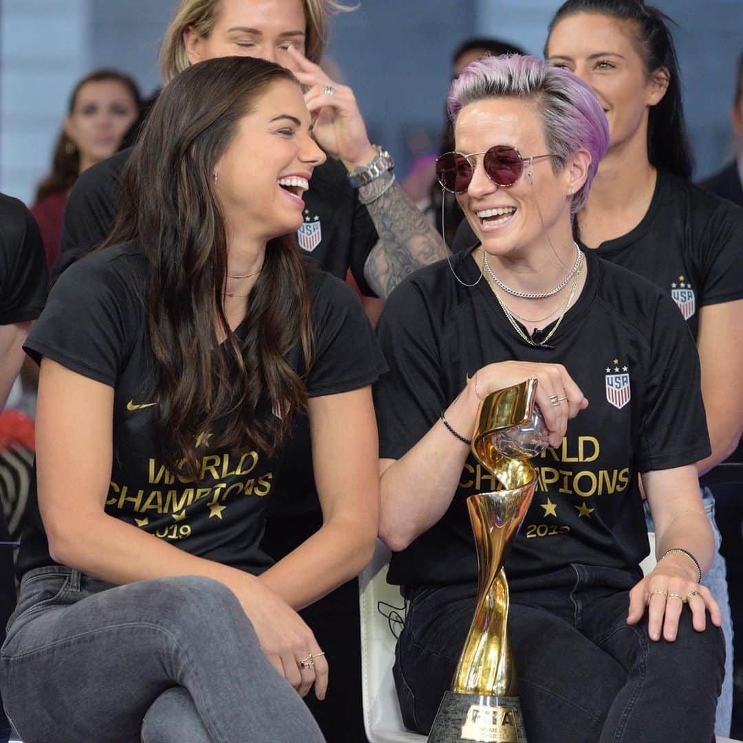 Good Morning Americaさんのインスタグラム写真 - (Good Morning AmericaInstagram)「We couldn’t choose just one photo of @mrapinoe and @alexmorgan13 so we decided to post them all! #USWNT (📸: @paulalobo / ABC)」7月10日 1時15分 - goodmorningamerica