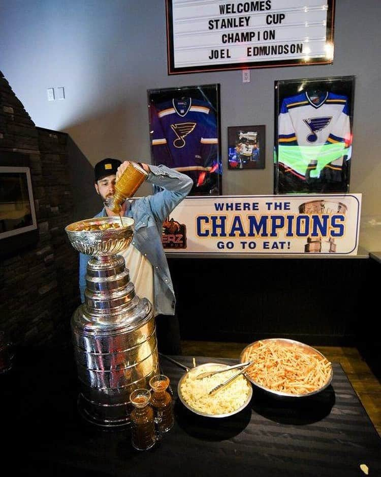 NHLさんのインスタグラム写真 - (NHLInstagram)「Poutine in the #StanleyCup. Denim on denim. @jedmundson3 is one proud Canadian. 🇨🇦 (📷 @stlouisblues)」7月10日 1時08分 - nhl