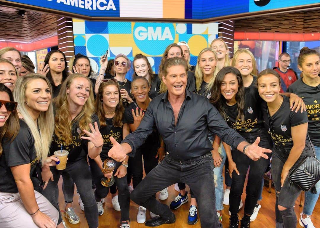 Good Morning Americaさんのインスタグラム写真 - (Good Morning AmericaInstagram)「Don’t hassle the Hoff ... UNLESS you’re the #1 team in the world and he asks for a photo! #USWNT #FIFAWWC (📸: @paulalobo / ABC)」7月10日 1時10分 - goodmorningamerica