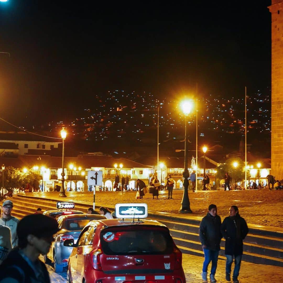李翔さんのインスタグラム写真 - (李翔Instagram)「庫斯科城也很迷人 記得那時候除了對高海拔不適應以外，到現在還是心心念念那邊。 白天可以登高看城 晚上在市中心往外看 像被銀河包圍起來 - 「#秘魯映像」 中南美洲旅遊攝影座談 時間：7/13（六） 早場：10:00～12:30 - 由我跟 @imp.jamie 先發，這次我跟學姐在線上，列出自己對彼此的疑問🤔️，進而敘述自己對這趟旅程有何體會，完全即興演出，萬一跳舞起來也不用意外😂，不嫌棄的話，過來玩 我們7/13早上見🙏🏻 - 下午場也有 @dingdong161  @taitai.live.wild  @towatai23  不知道會出什麼奇招 我一定會去看😂 報名網址在帳號首頁 限動同步提供 - #weekendmood #bbctravel #natgeo #discoverearth #stayandwander #natgeoyourshot #yourshotphotographer #newyorktimes #traveladventures #lovetheworld #ilovetravel #natgeotravel #夏 #日常 #gothere #summer #culturetrip #yourshot #BeAlpha #mylpguide #lonelyplanet  #祕魯映像 #SonyA7M3 #peru #sel24105g  @sonytaiwan @sonyalpha」7月10日 1時10分 - rookie030