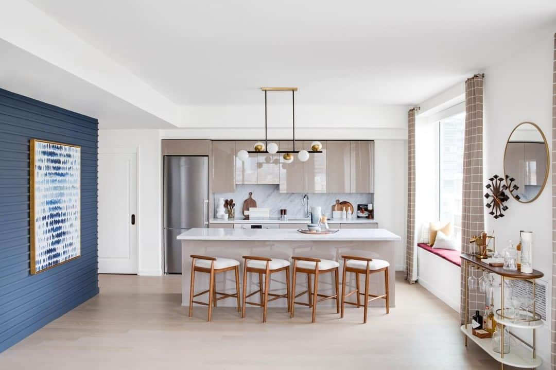 HGTVさんのインスタグラム写真 - (HGTVInstagram)「Beige doesn't have to be boring! These kitchens prove it. If you love color but need a little neutral in your life, check out the rooms at the link in our bio. Designed by @lindyegalloway. . . . #kitchen #beige #makeover #interiordesign」7月10日 1時14分 - hgtv